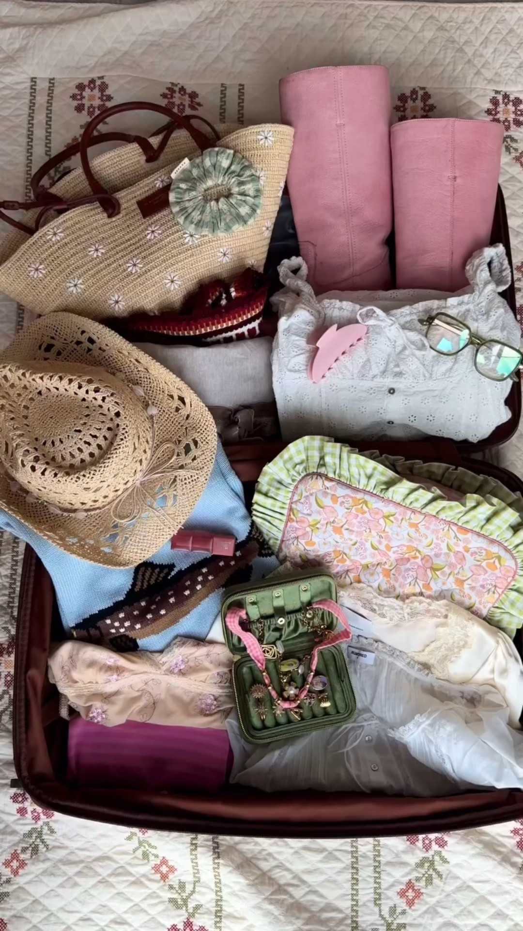 see ya soon ✨ 

#packwithme #girlythings #suitcase #girly #nashville