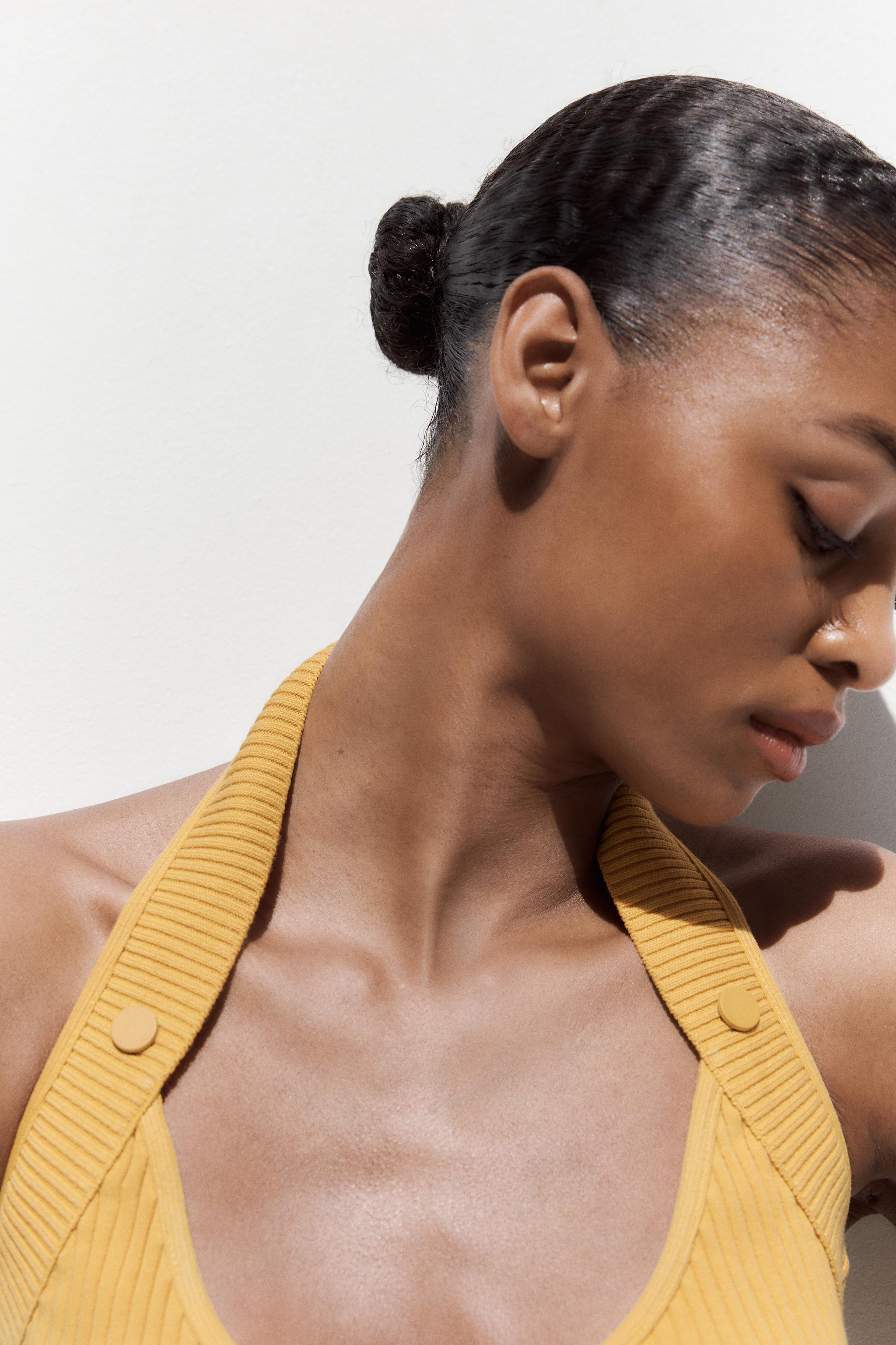 Ribbed halter neck top. Button detail. Round neckline. | Zara US