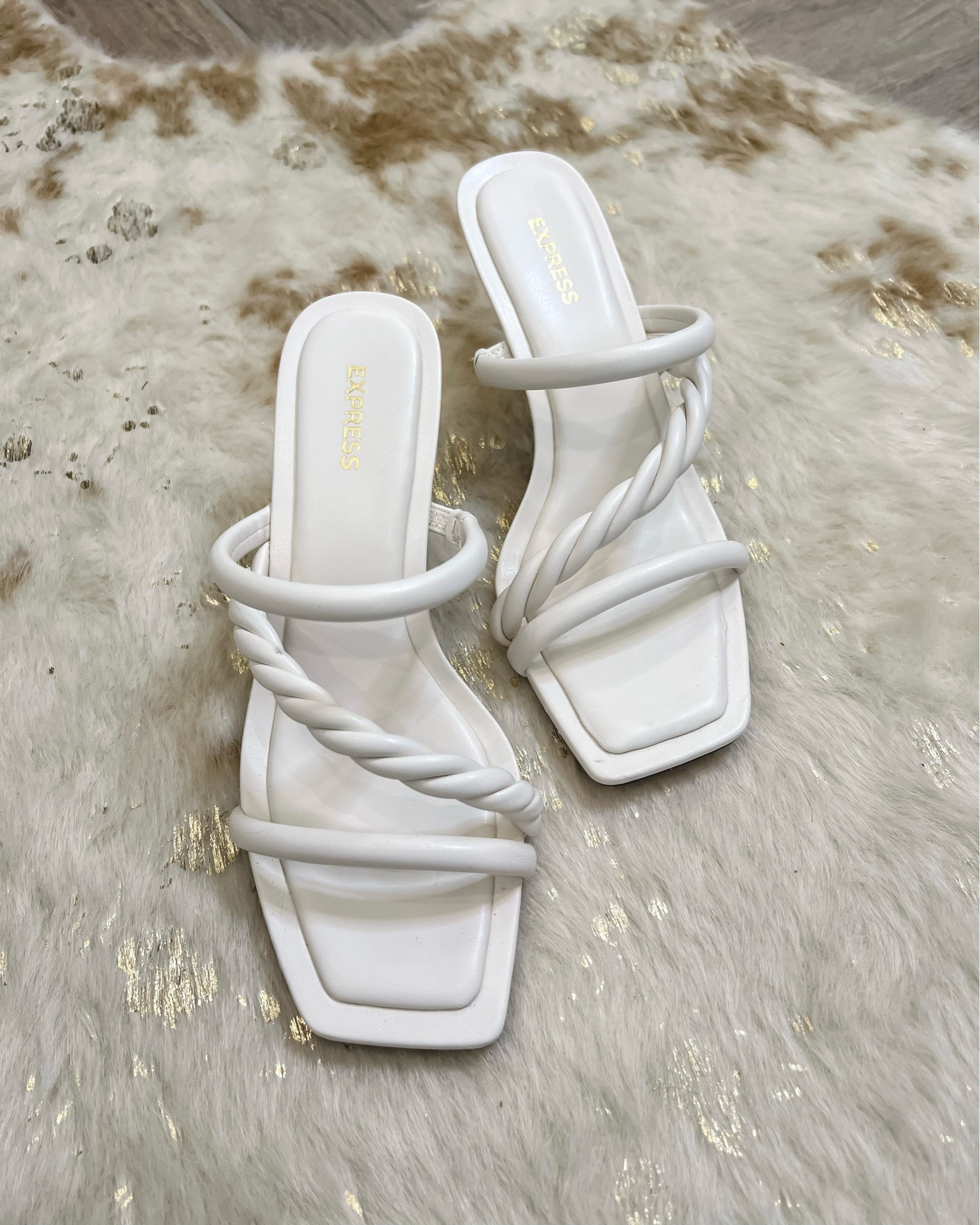 Slim fit or flares?
Loving both these from Express, super soft with great stretch 
Sz small in flares , 
Lace top Sz small
Clear wedges tts 
Sz 4 in slim fit jeans 
Small in white fitted tee
White sandals 



#LTKshoecrush #LTKworkwear #LTKstyletip