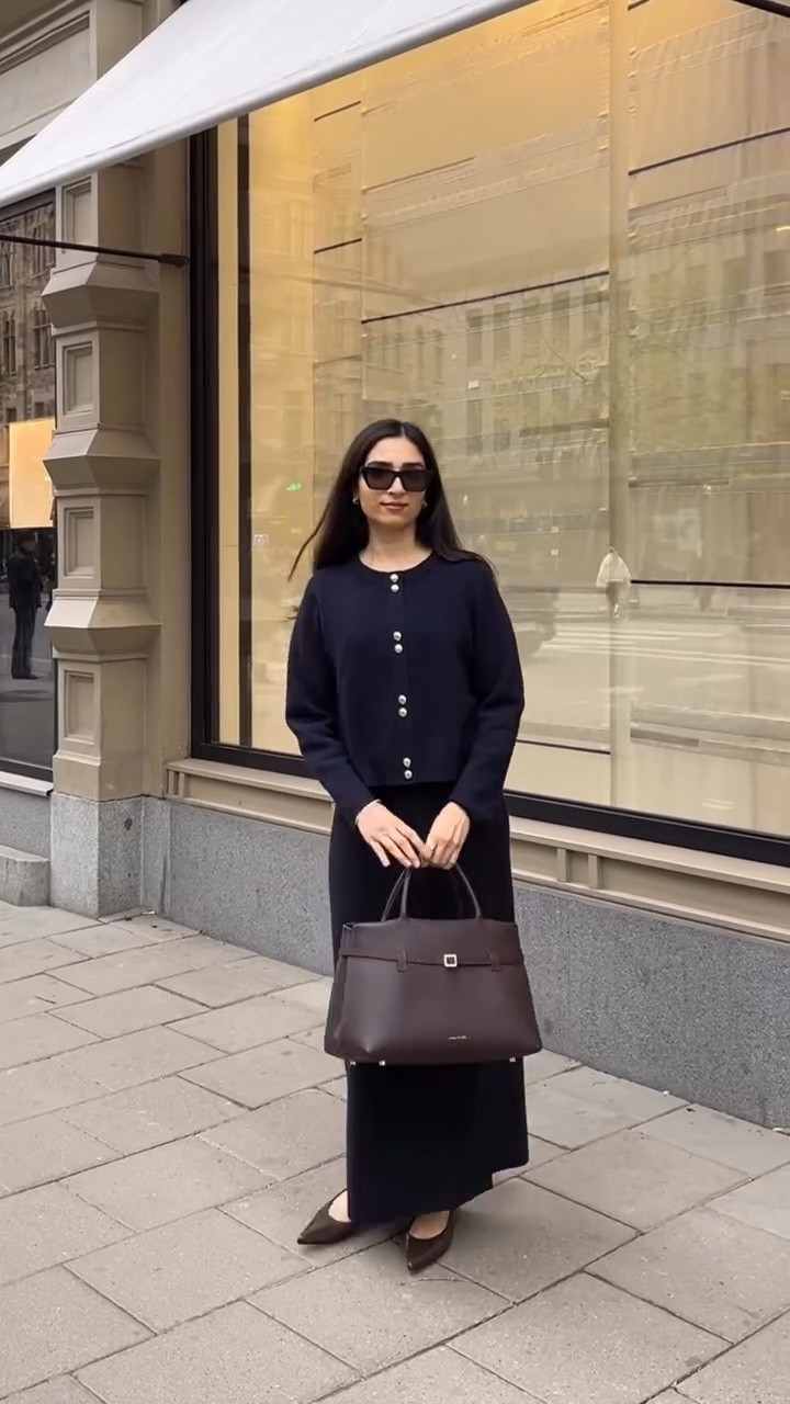 Navy & brown - a combo I never get enough of🤎🤎
Cardigan: @sezane 
Skirt: @cosstores 
Bag: @manu_atelier 
Shoes: @ysl 
.
.
Fall outfits, Fall fashion, Navy fall outfit, Chic autumn looks, Autumn outfit inspo