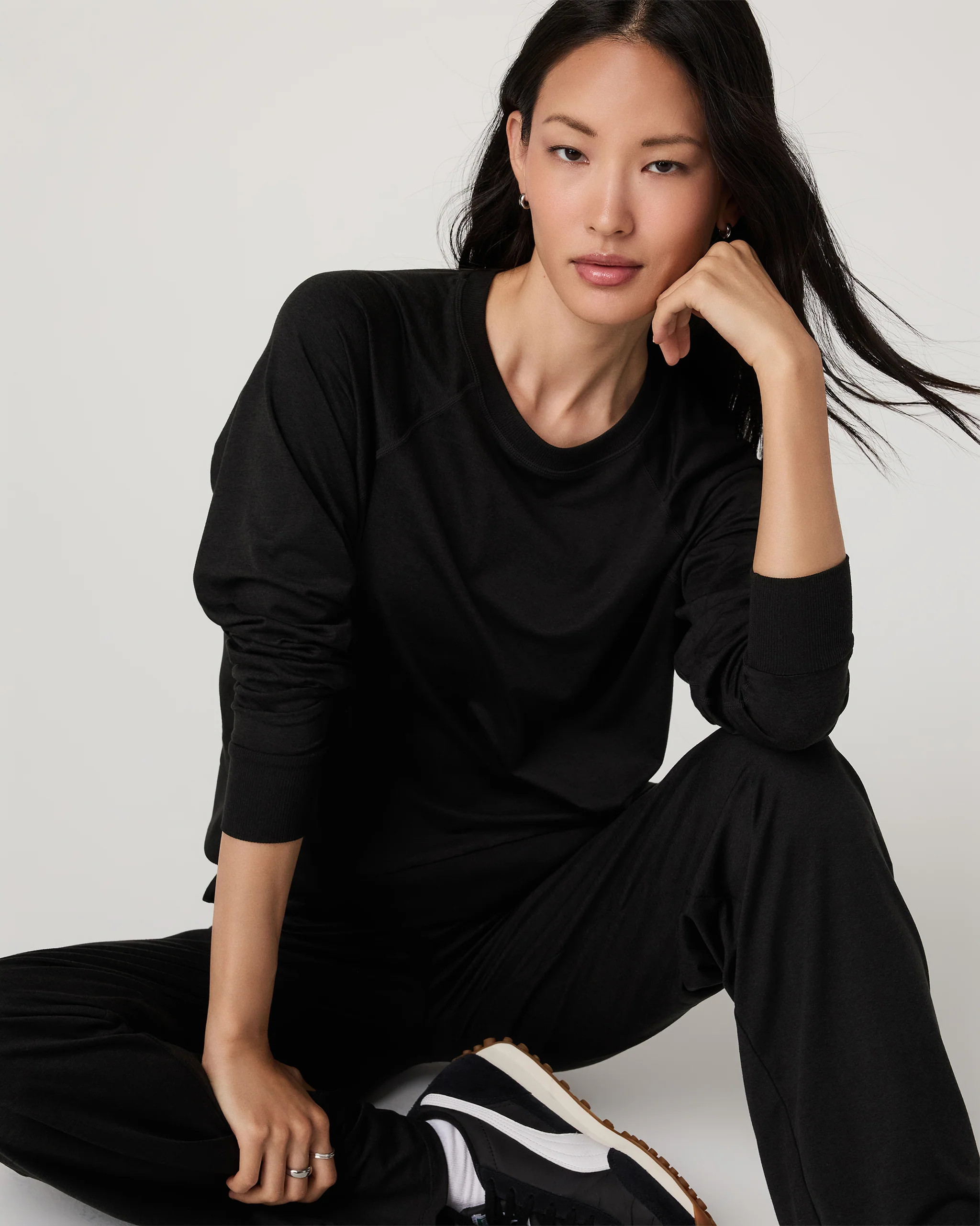 Long Sleeve Halo Crew | Black Heather Pullover | Vuori | Vuori Clothing (US & Canada)