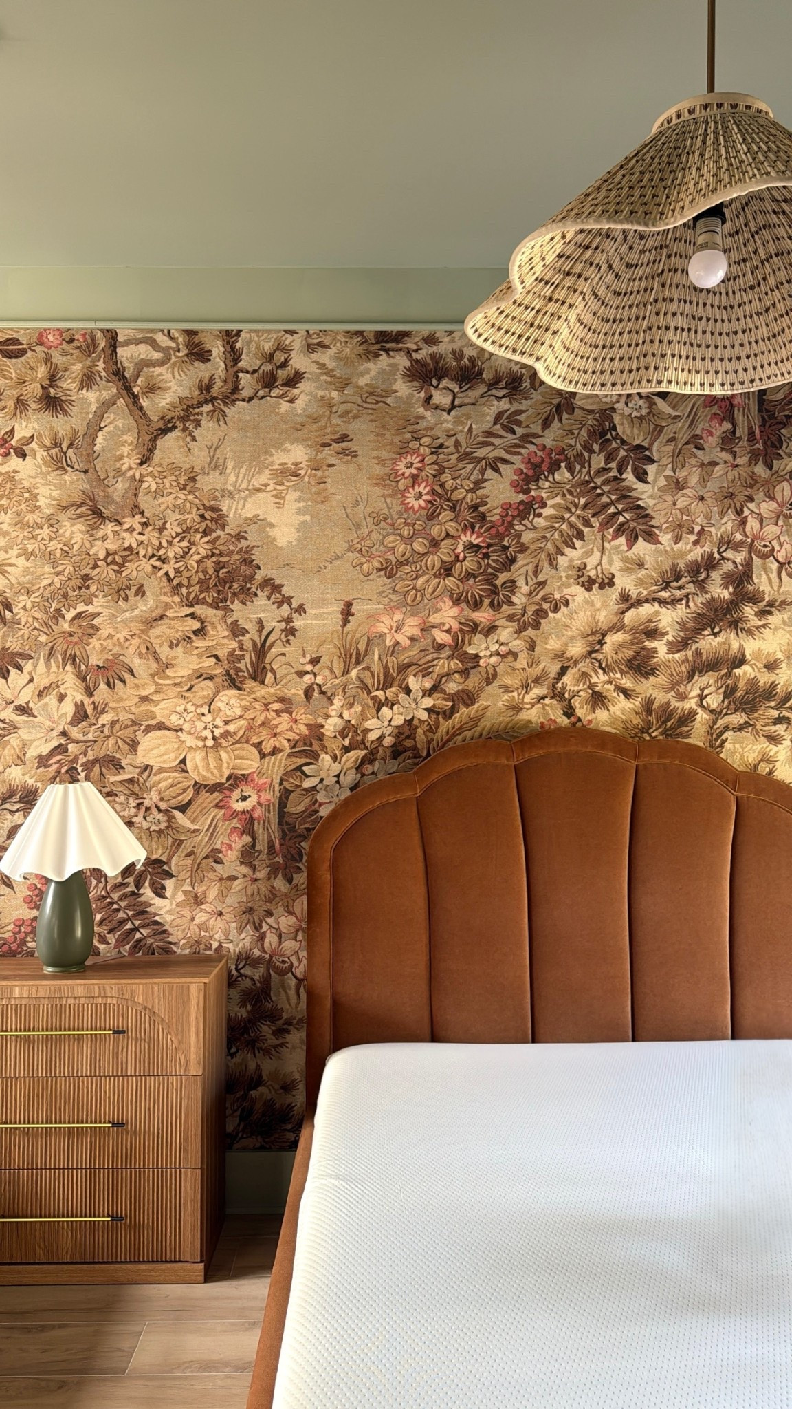 Guest House Peek 💚  
Wallpaper- Johannas Damm, Brown by Sandberg
Wall Color- Oyster Bay {Sherwin Williams} Garage Door- Mix of Brinjal {Farrow and Ball} and Cordovan {Sherwin Williams}


#LTKHome #LTKHoliday #LTKSeasonal