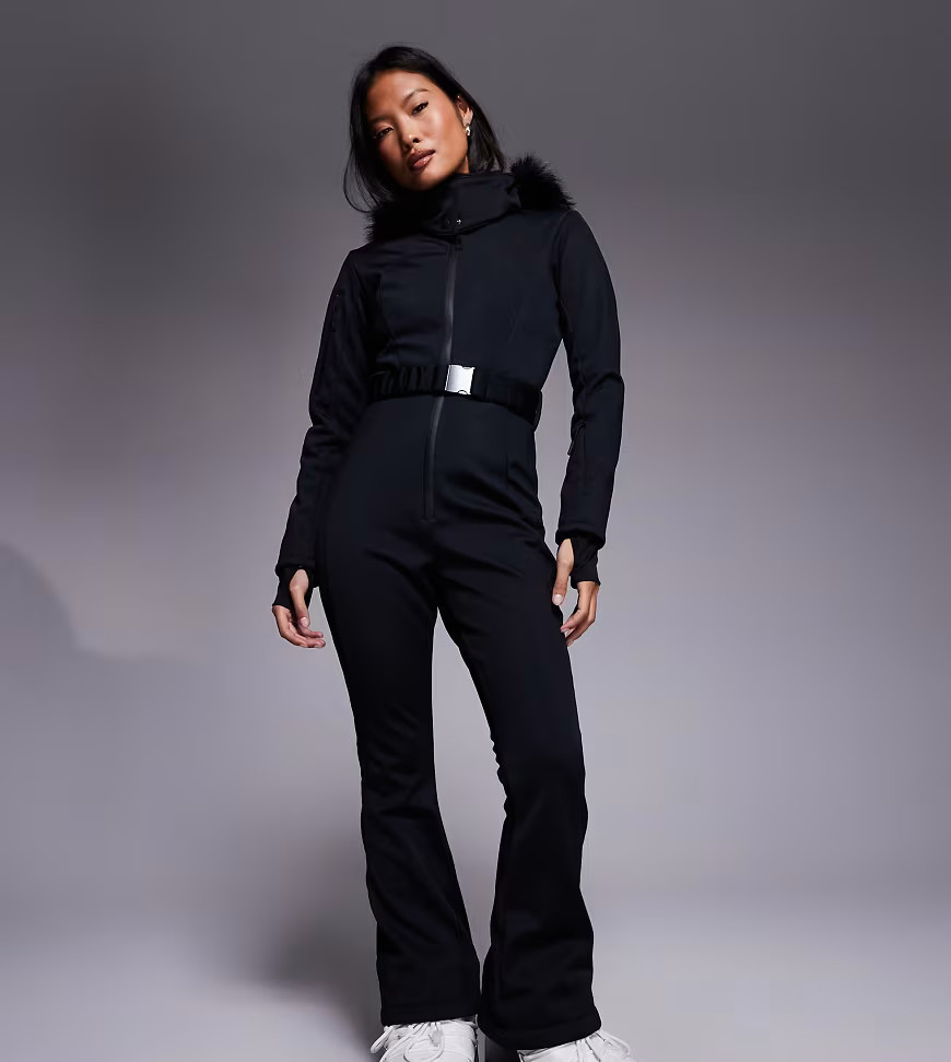 ASOS 4505 Petite – Ski – Skianzug aus Softshell in Schwarz, mit schmalem, ausgestelltem Bein, Gürtel und Kapuze mit Kunstpelzbesatz | ASOS (Global)