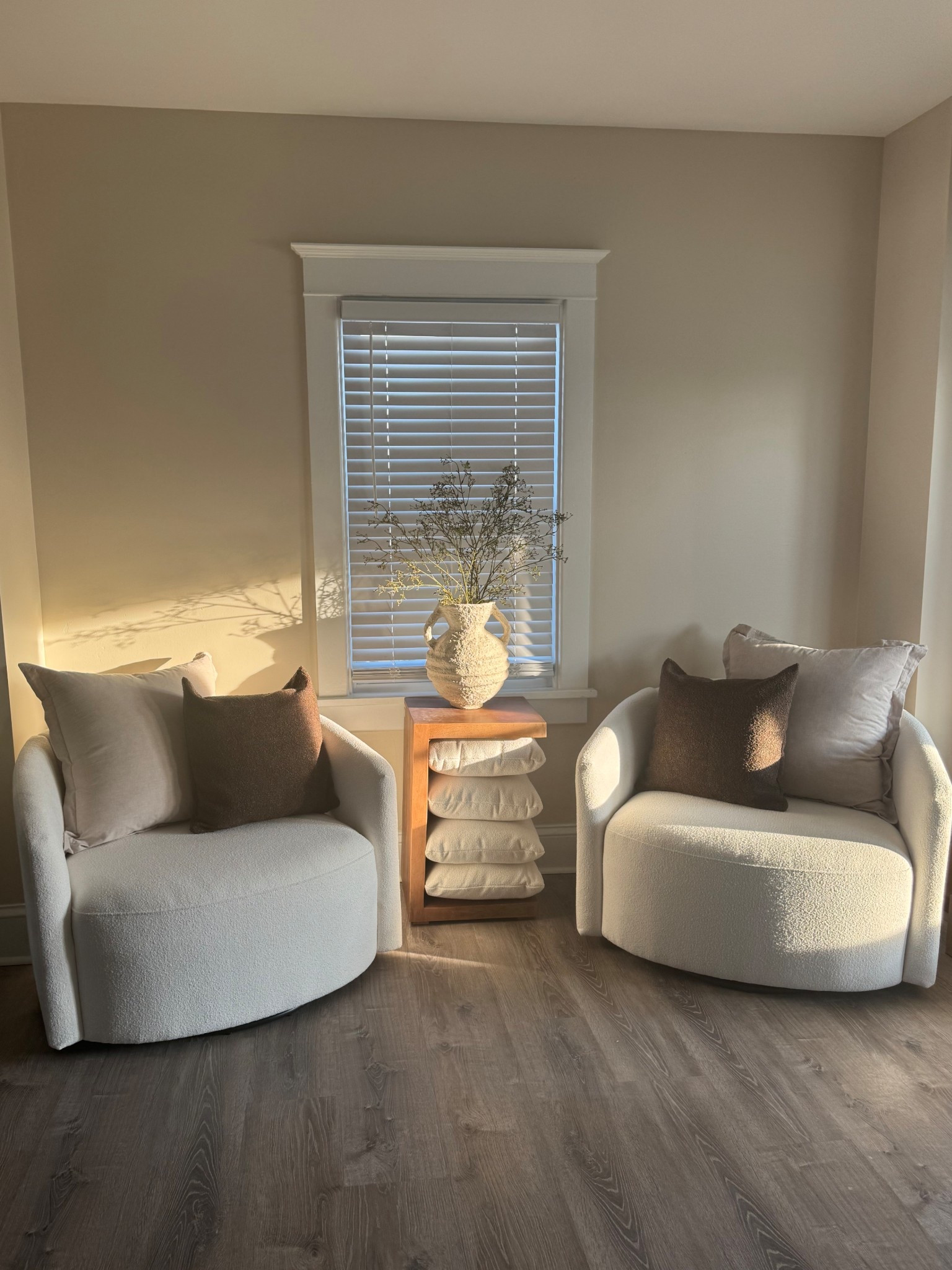 SEATING AREA

Walmart finds, Amazon finds, home decor, seating, swivel chairs, practical home, easy decor, organic modern home, brown tones, warm tones.

#LTKHome