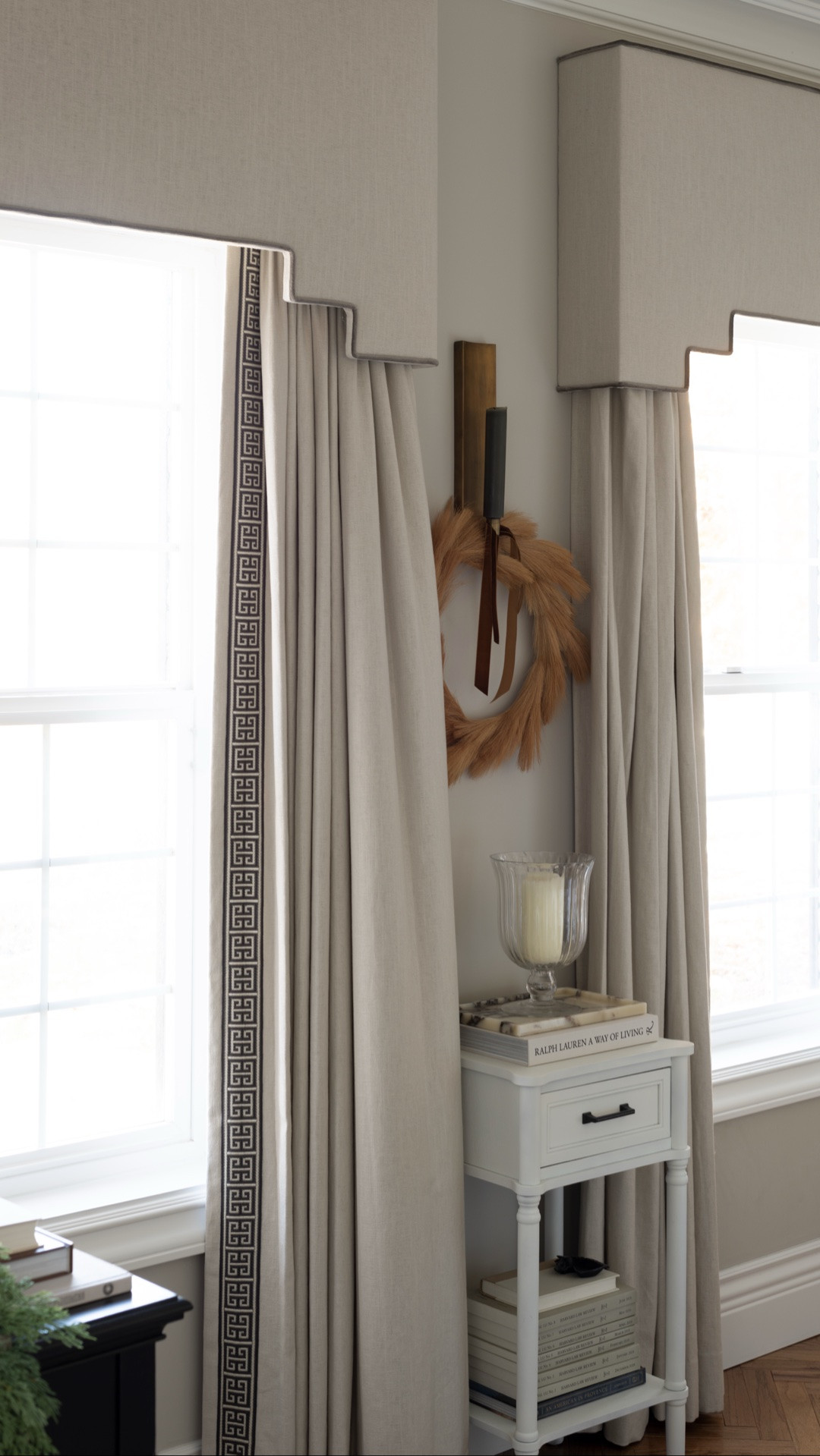 Transitioning from fall to the holidays… using lots of brown hues. ￼

#LTKHome #LTKSeasonal