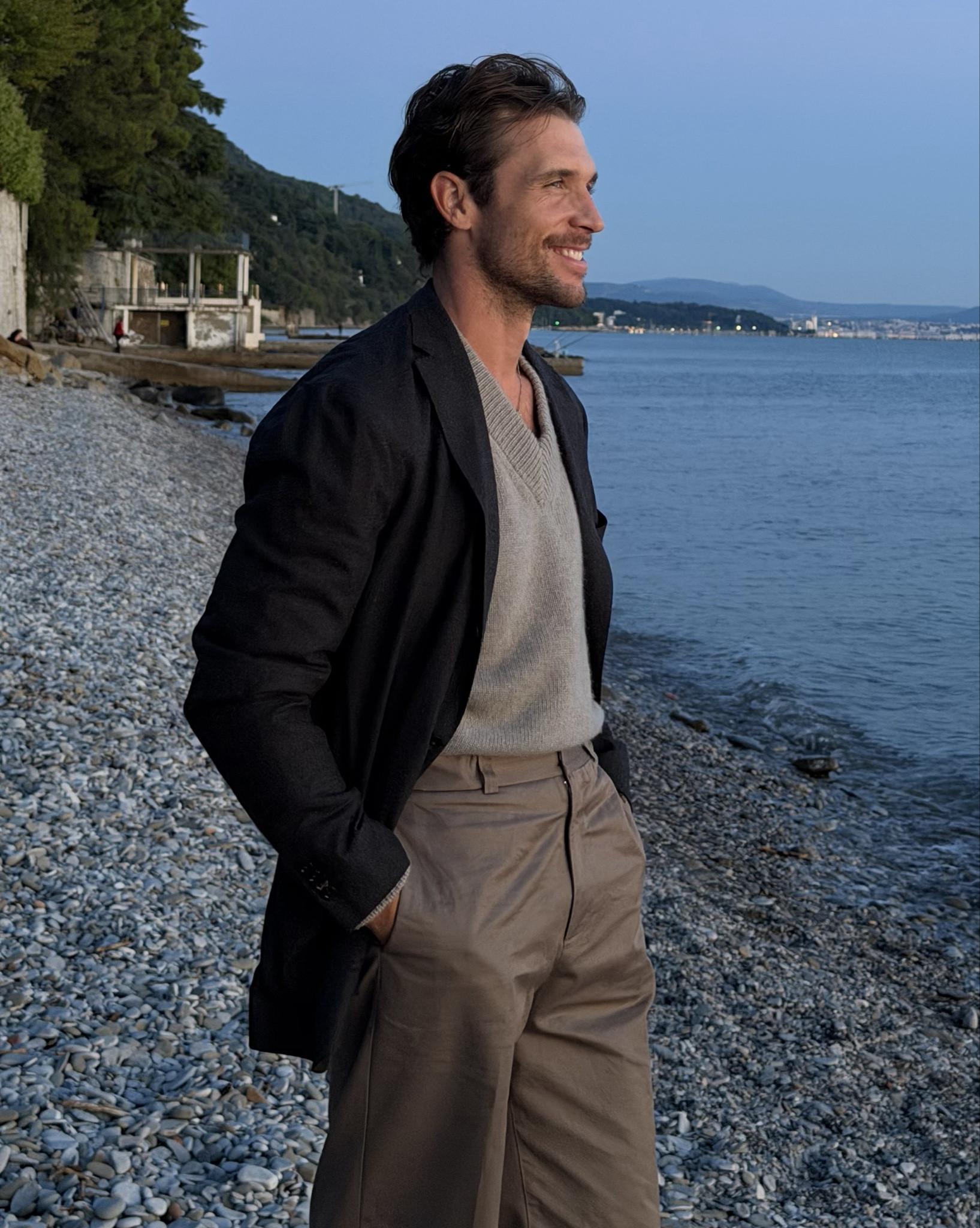 Something about these autumn sunsest. Wearing wool blazer on top of cashmere to make sure I am warm as soon as the sun goes down. Datenight chic

#LTKdeutschland #LTKeurope #LTKdatenight