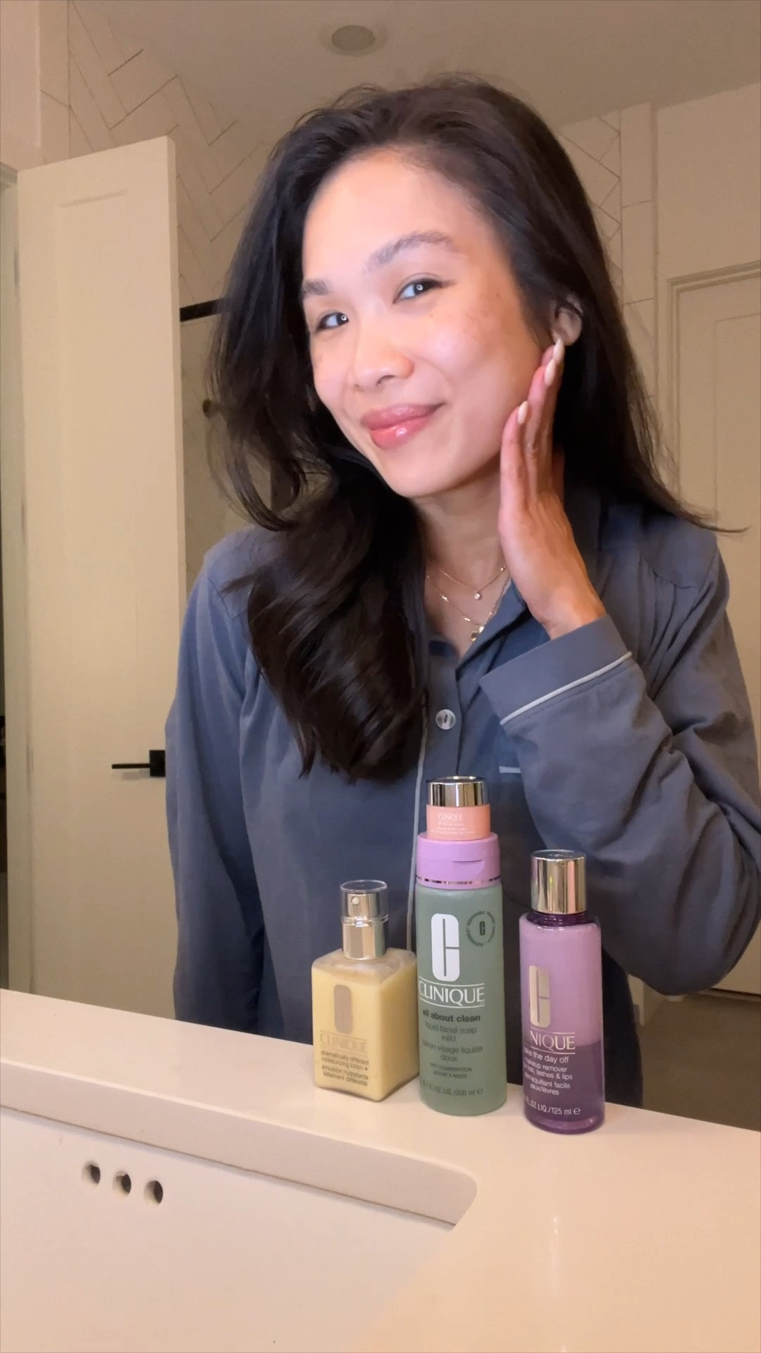 Self care routine for Mom with the Clinique icons gift set. Order now to get in time for Mother’s Day! 