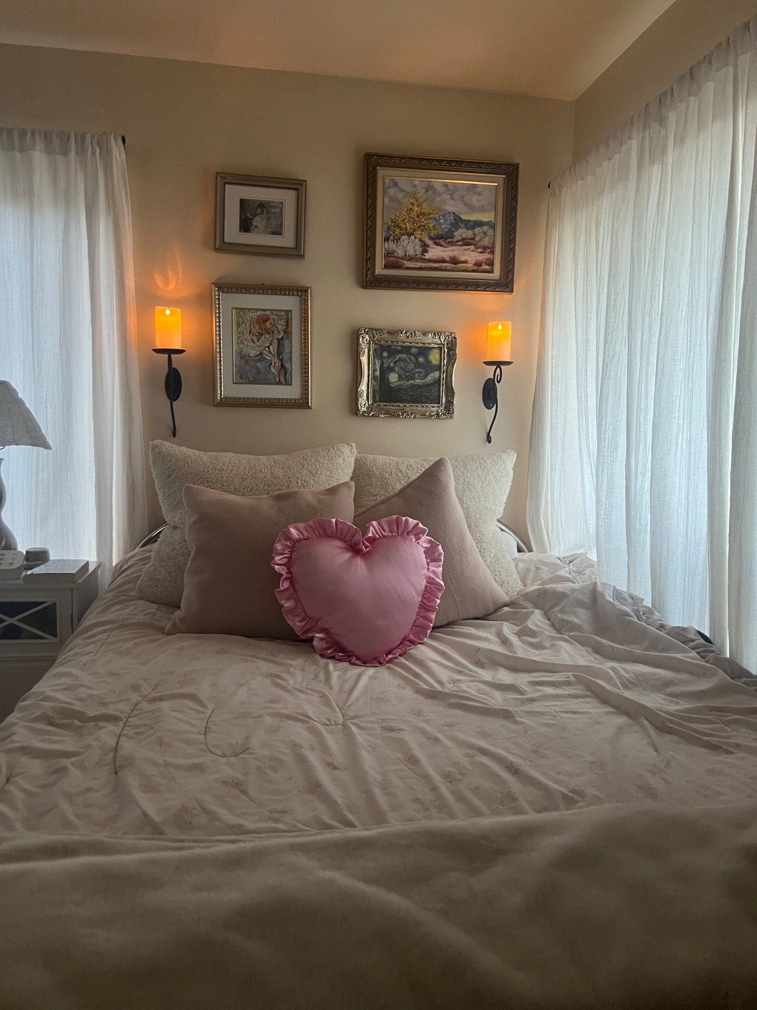 A little romantic bedroom moment 

#LTKHome