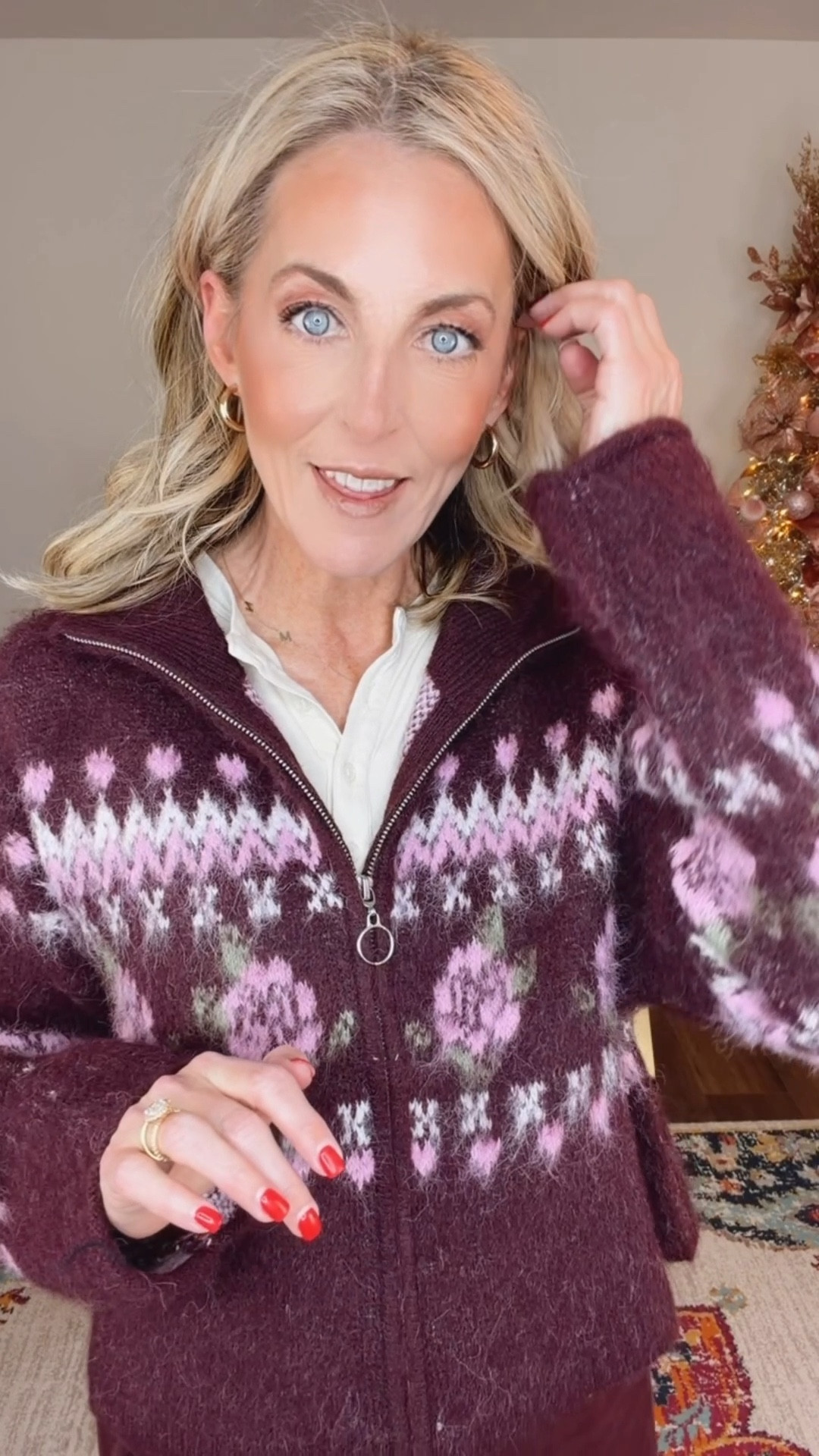 Last-minute errands before church, but make it festive ✨ This burgundy floral full-zip mock turtleneck cardigan is cozy and cute (comes in 4 colorways!), paired with my mid-rise wide-leg cargo jeans—on sale for $22 🙌🏼. Easy, comfy, and polished enough to grab groceries, coffee, and still feel put together. Just add sneakers and go. ❤️🎄