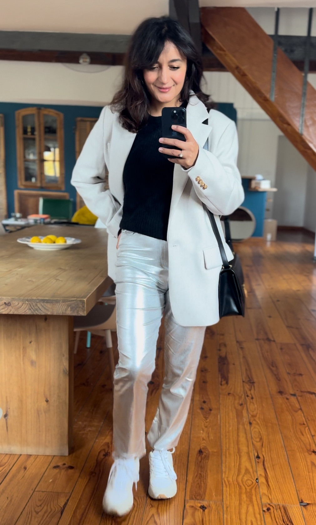 Porter le pantalon argenté sans avoir l’air de sortir d’une boîte de nuit ? C’est possible si on calme le reste de la tenue avec des basiques : pull noir, blazer blanc cassé oversize et baskets 

#LTKover40 #LTKstyletip