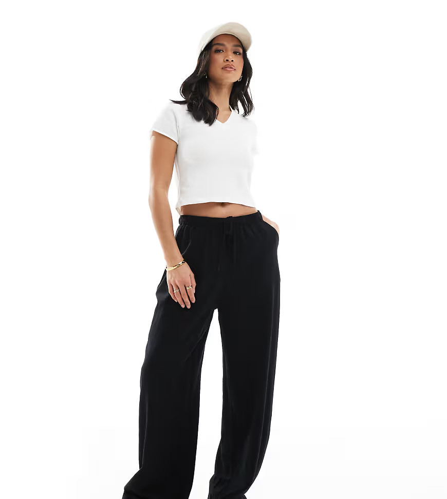 Stradivarius Petite – Schlupfhose in schwarzer Leinenoptik | ASOS (Global)