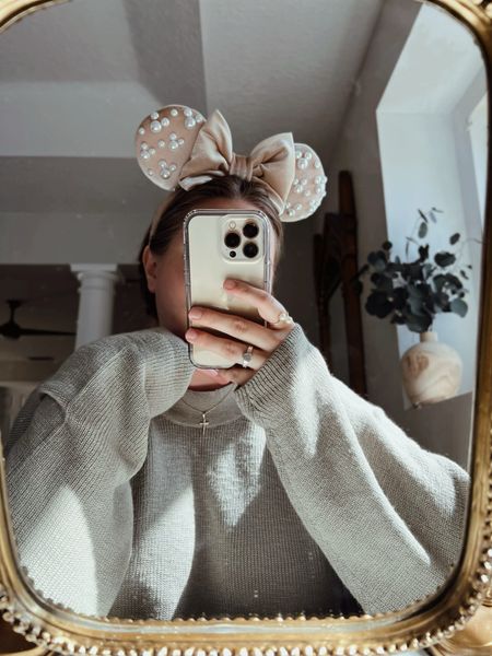 My new favorite Disney Inspired Minnie Mouse ears. Perfect for those who love neutral pallets, 

Disney ears
Neutral
Disney outfit 
Disney style 
Disney hat
Free people 
Velvet 
Disney vacation 
Disneyland 
Accessories 
Mickey Mouse 


#LTKU #LTKFind #LTKstyletip
