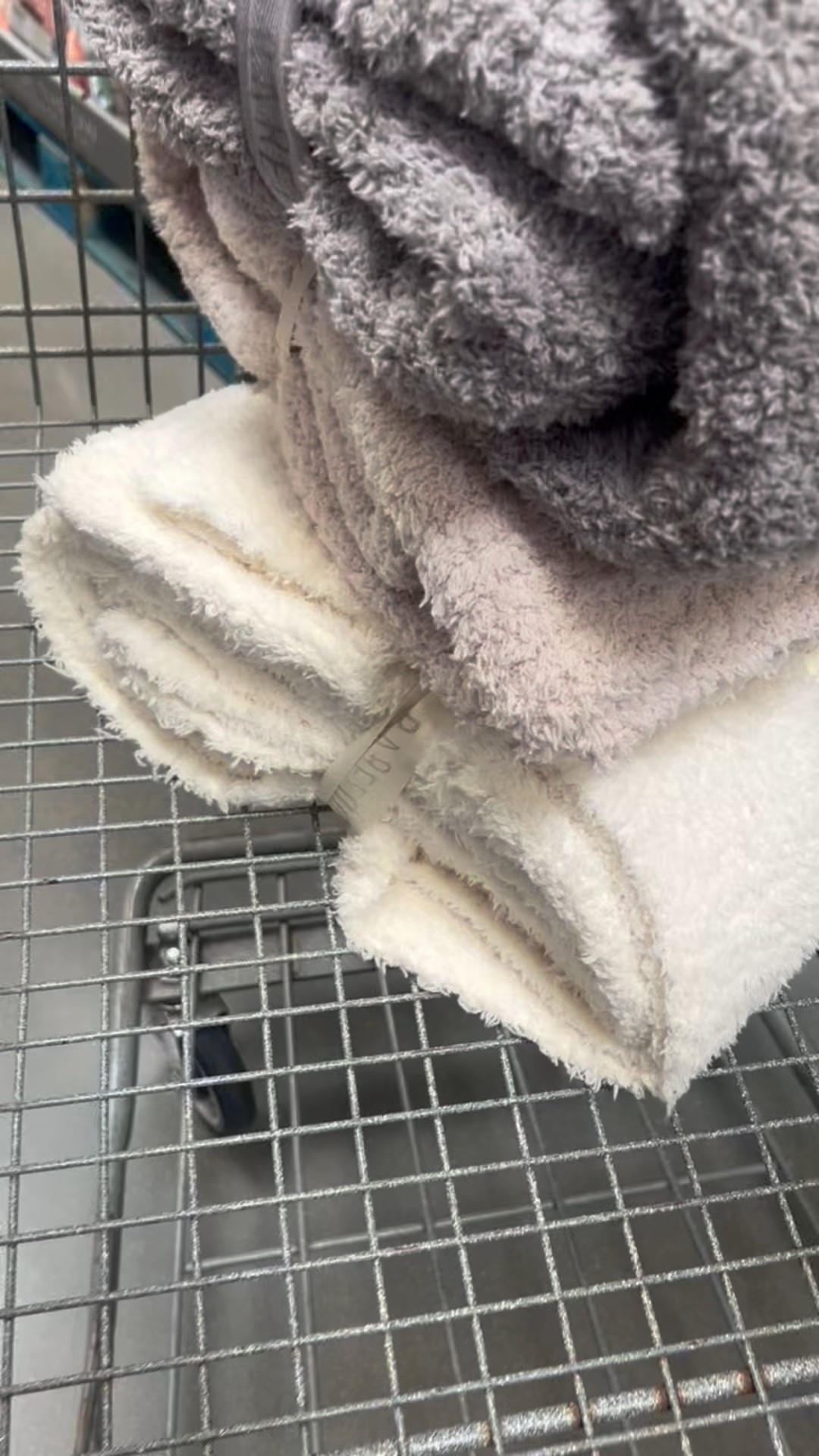 Beautiful Barefoot Dreams CozyChic Throw Blankets now at Sam’s Club and linked online. They are a generous size at 54”x72”, and would make a great gift (or treat yourself). Made from the brand’s signature CozyChic microfiber knit, this throw delivers unmatched warmth and softness without the weight, making it a go-to layer for every season. Find them at Sam’s Club for $79.98. 