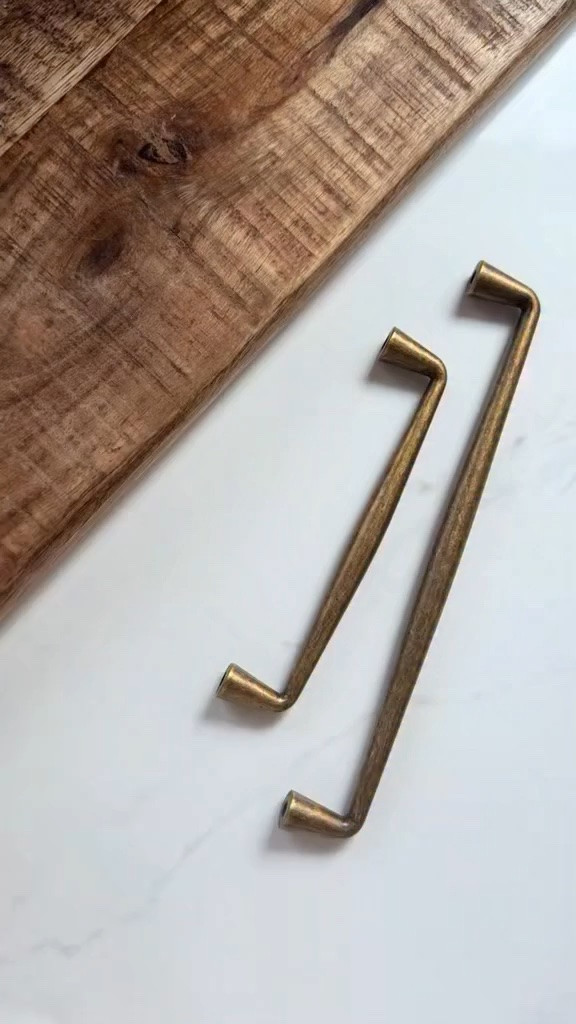Comenta HARDWARE y te mando el link por DM
Uno de mis cambios favoritos (y de los más fáciles!) en la cocina fue cambiar el hardware por este acabado antique brass. Han pasado 6 meses y sigo obsesionada con cómo transformó por completo el espacio #kitchen #kitchendesign #kitchenupgrade
#hardware #cocina 

https://liketk.it/5p19A