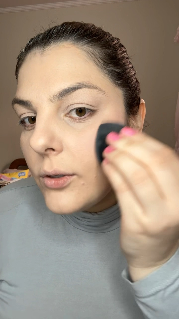 Protetor com cor da Adcos para proteger da luz visivel e fazer as vezes de uma base. Corretivo da Tarte de vale o Hype e cobre até pecados. Blush Frederika ao estilo Sabrina Carpenter. Pó Rosa da Karen , pois ele faz milagres a ajuda a esconder olheiras e gel de sobrancelhas da Bauny, pois ele trata e fixa. #makediadia

#LTKbrasil #LTKlookdetrabalho #LTKbeleza