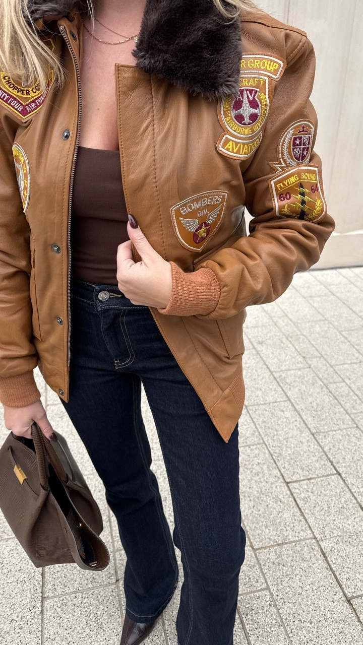 “Not boarding a plane, but definitely boarding attention 👀✨”
@nextone_leather 

**Not a sponsored post. – I bought this jacket myself, but it deserved the spotlight 🤎 My family has been picking up leather jackets from @nextone_leather for years, and he always has such great pieces. Honestly, the prices are unbelievable for the quality. If you’re ever after a leather or suede jacket, it’s definitely worth a look!**

@queensarcade_leeds @thorntons_arcade @leedsblogger #emmaeva #nextoneleather #leatherjacket #aviatorjacket #leather #flyingjacket #potd #fashionblogger #americanstyle #westernlook #countryvibes #countryvibes #rodeo #westernoutfit #ootd #leeds #leedsfashion #affordablefashion #bootcutjeans #pilotjacket #autumnlook #autumnfashion #neutralblogger #cowboyoutfit #cowboylook #cowboyvibes #highstreetfashion #supportingsmallbusinesses #familybusiness #arcadeleeds #leedsshopping