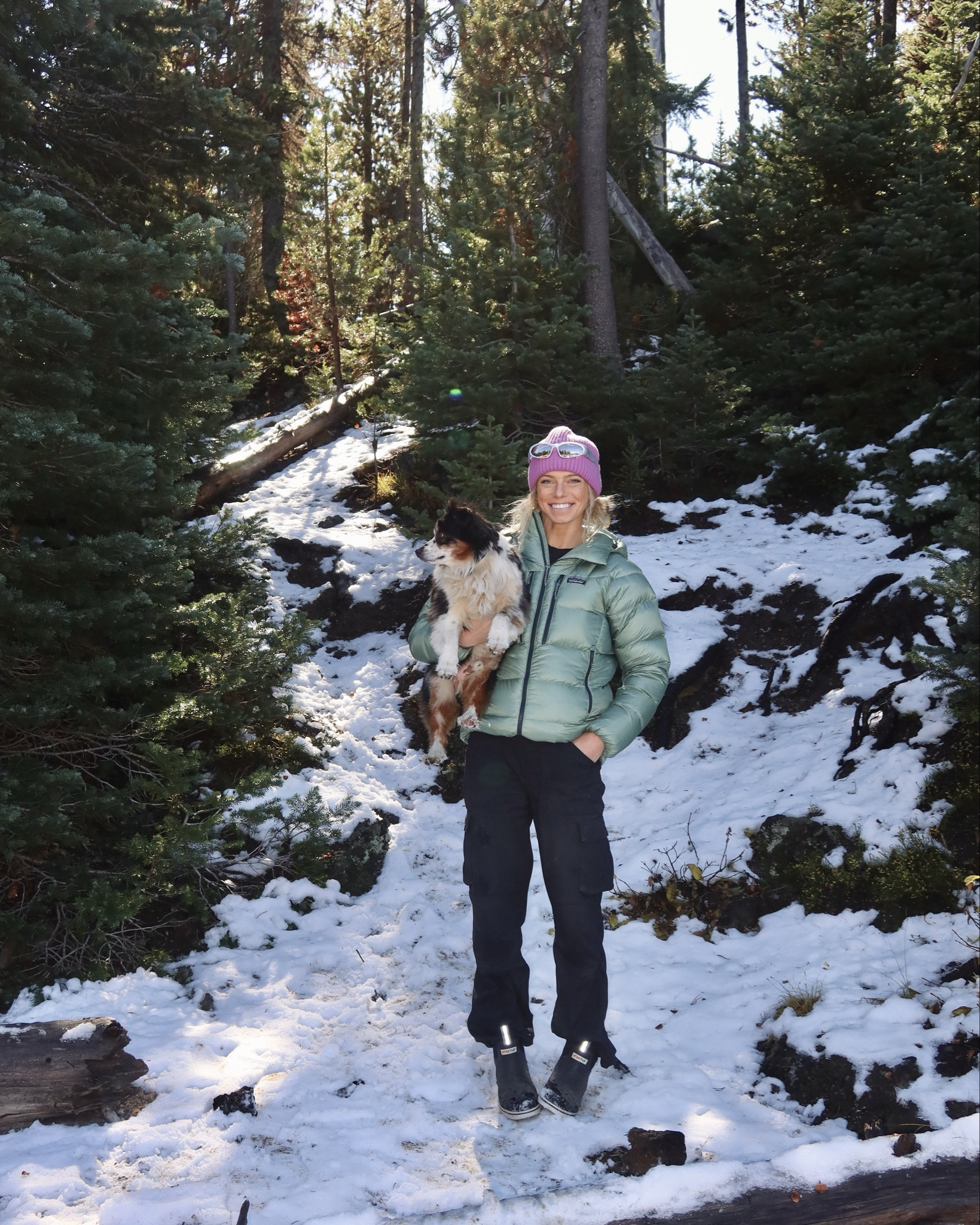 Patagonia Fitzroy in large, green. Prana Zion stretch cargo pants in size 4, black.