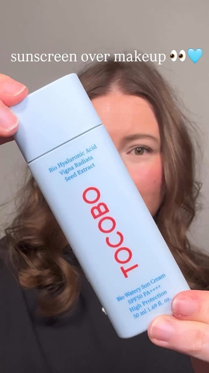 fresh and dewy finish all day ☀️✨

@tocobo_global bio watery sun cream spf50+

Do you reapply sunscreen throughout the day? 🤔💭

🏷️ @tocobo_us tocobo bio watery sun cream spf50, sunscreen over makeup, korean sunscreen, glowy spf routine, dewy skin protection.

#tocobo #kbeauty #sunscreen #skincare #spf50