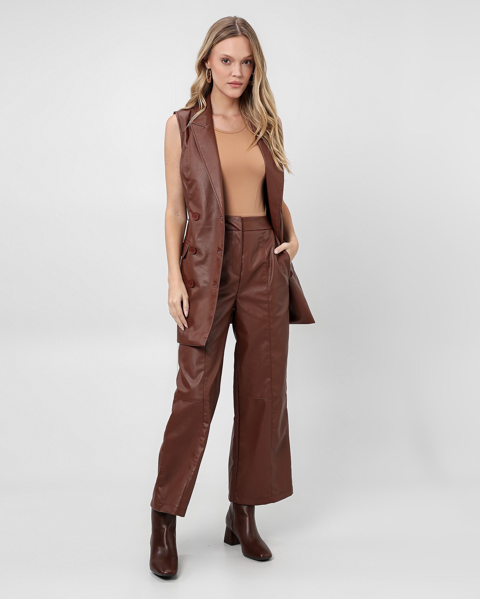 Calça feminina reta de poliuretano com nervuras marrom | AK by Riachuelo | Riachuelo (BR)