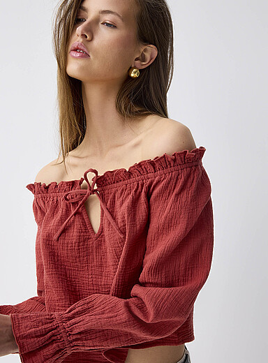 Ruffled off-the-shoulder blouse | Simons