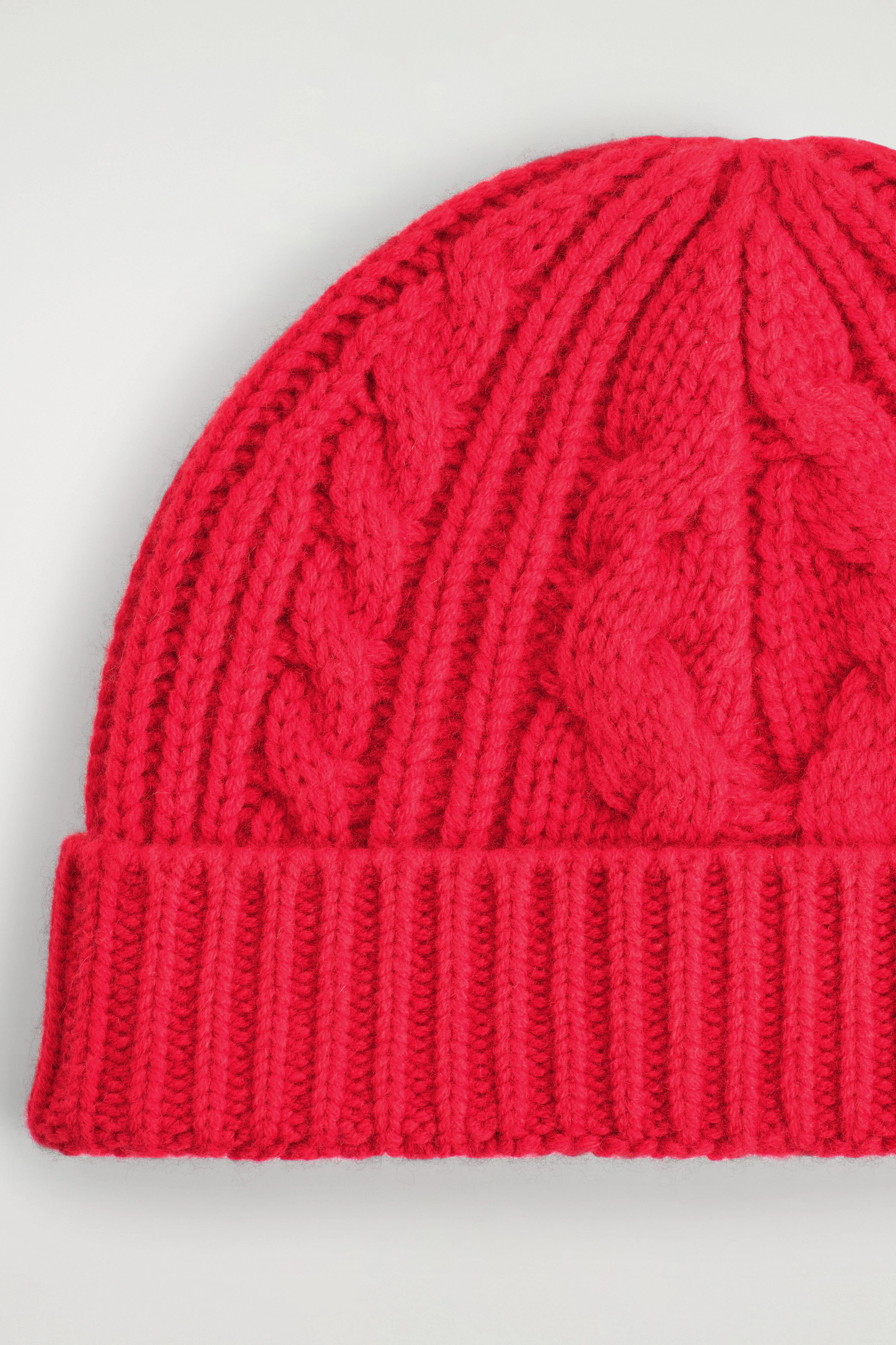 CABLE-KNIT WOOL-CASHMERE BEANIE - RED | COS AU | COS (AU)