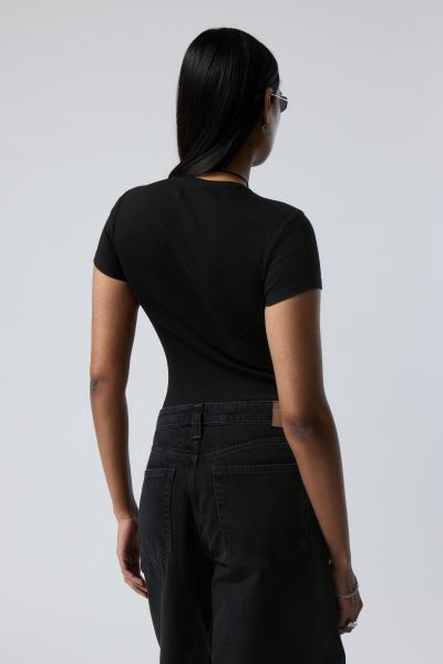 Close Fitted Rib T-Shirt - Black - Ladies | H&M GB | H&M (UK, MY, IN, SG, PH, TW, HK)