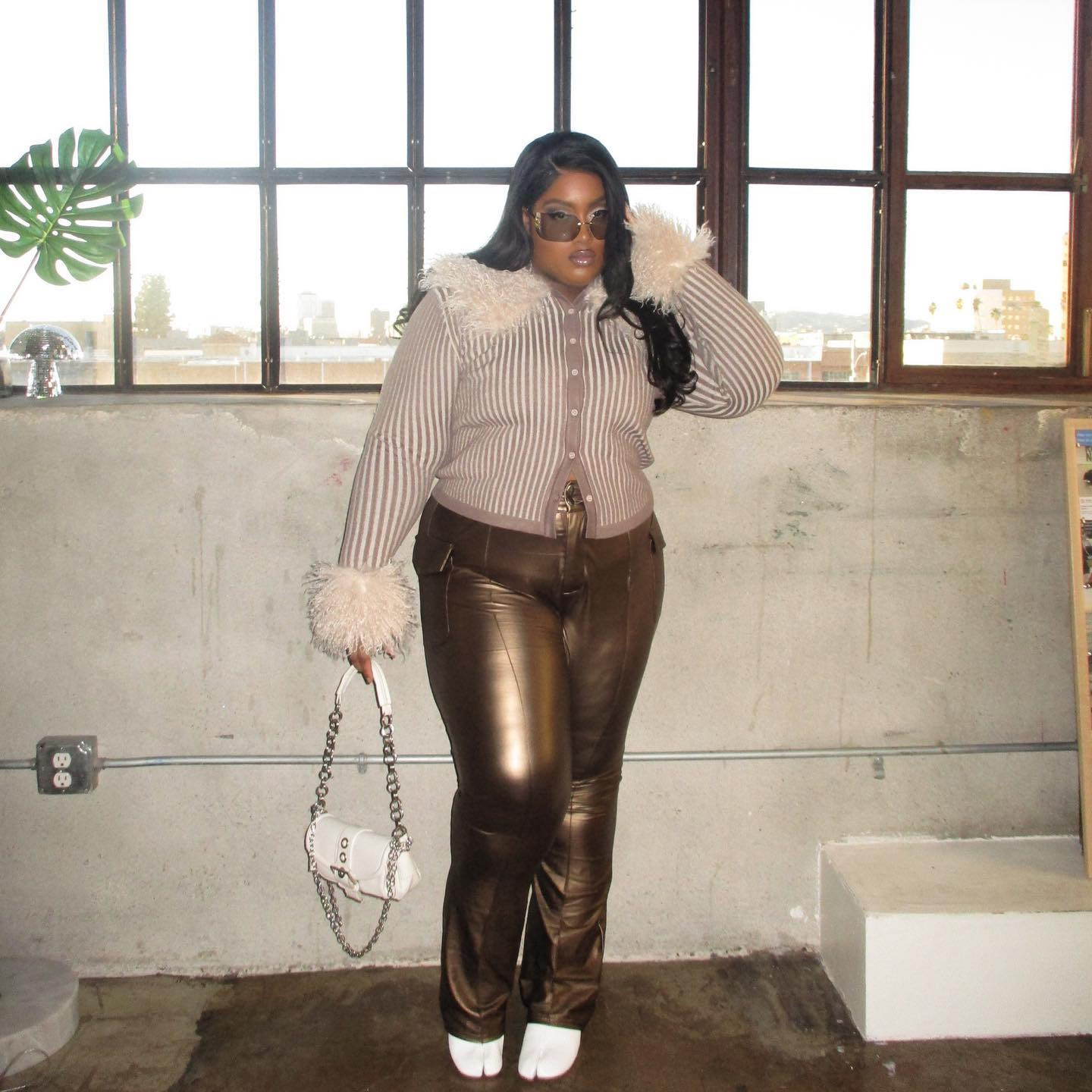 my new year resolution is to keep my foot on these bitches necks @nickiminaj 💗🎆 
top & pants from @sheinofficial 
•
•
•
•
•
•
#trendyoutfit
#trendystyle 
#currentlywearing #sumstreetwear
#outfitboard #thevisualvogue
#aestheticstyle #microinfluencer
#outfitofthedays #minimalstyledaily
#fitsonpoint 
#wearthisnext  #ootd  #model #outfitinspo #hairinspo
#fashion #fashioninspo #styleinspo #explorepage
#microinfluencer #fashionstylist