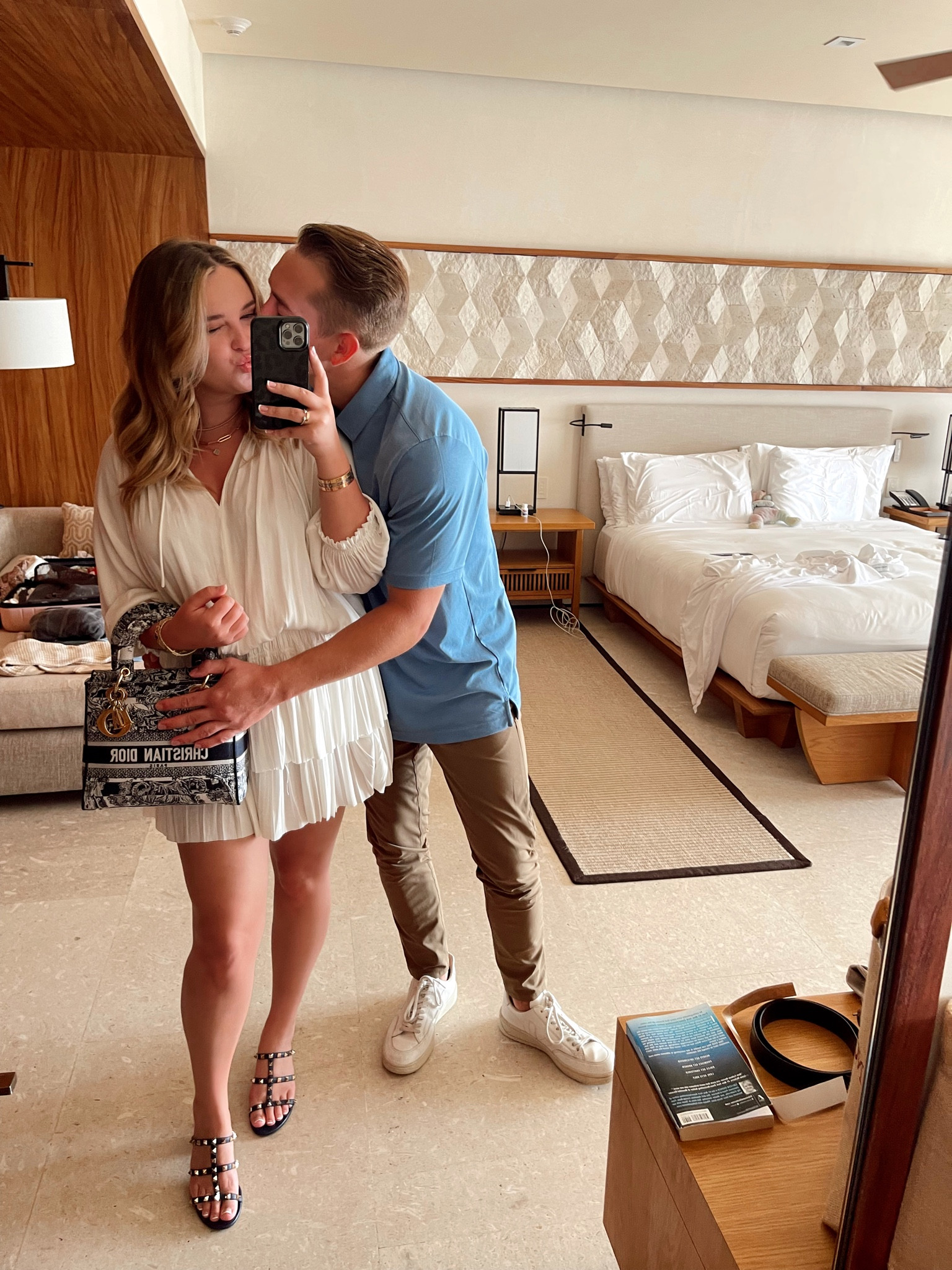 Looking for the perfect vacation fit? Look no further! Explore these links for a cute, comfy look! Enjoy. ☀️