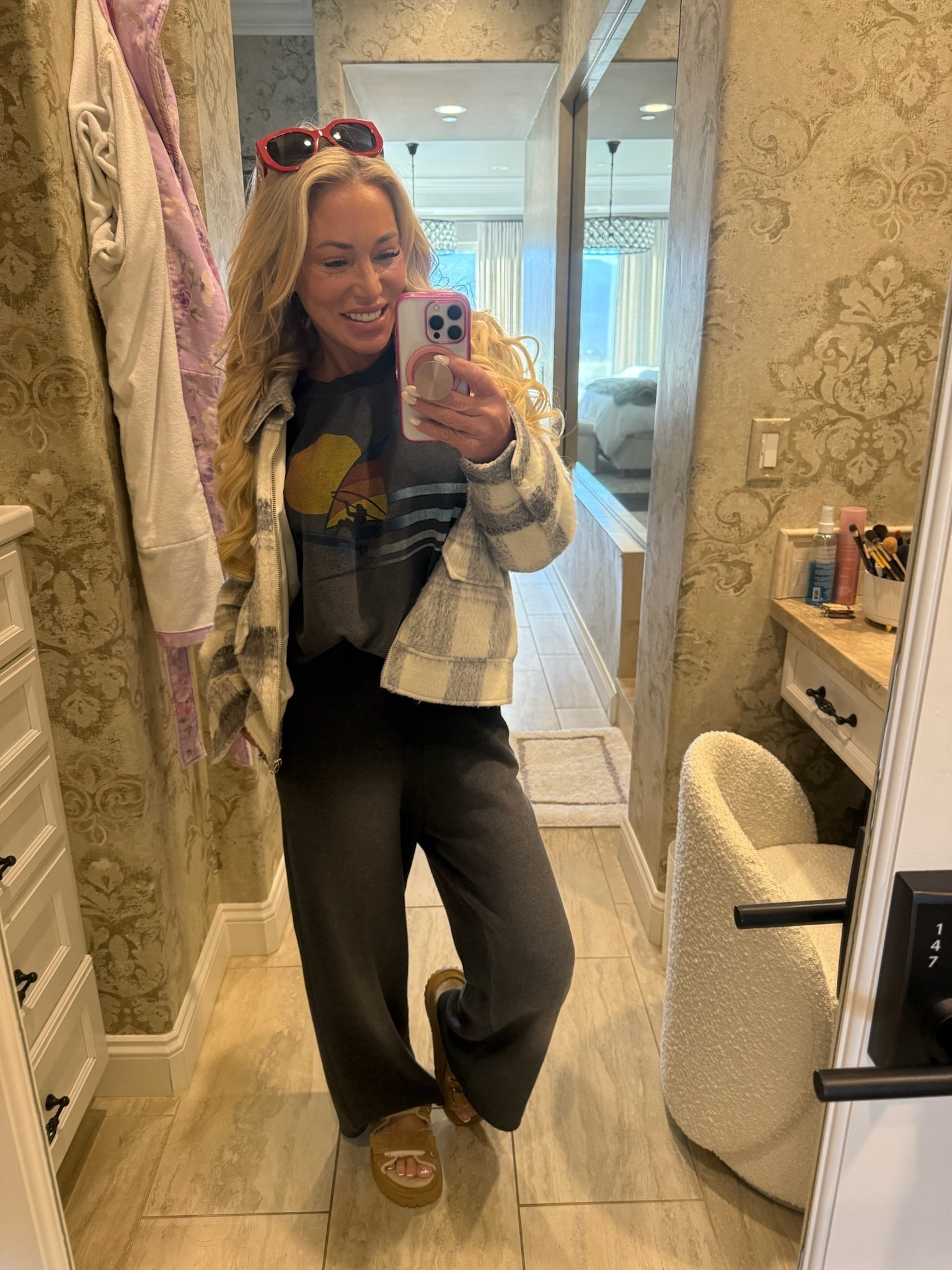 Grab, go, and still look put together 💖

#sweater #sweatsuit #casual

#LTKActive #LTKdayinmylife #LTKootd