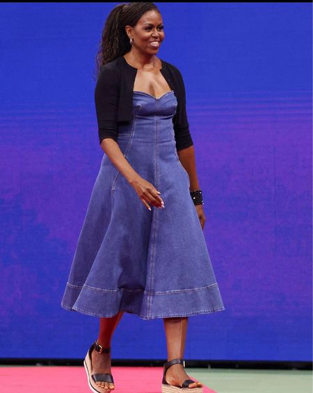 #MichelleObama wore a $2,118 #OscardelaRenta dress paired with $236 #Chloe sandals to the 2023 #USOpen. Are you feelin' it?
📸Getty Images
#michelleobamafbd
