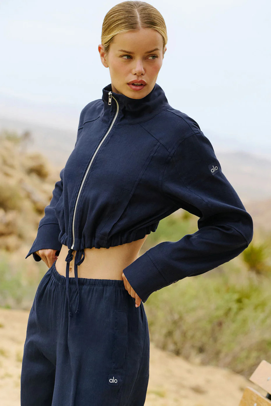 ALO | Linen Cropped Getaway Jacket in Navy Blue, Size: Small | Alo Yoga (US)