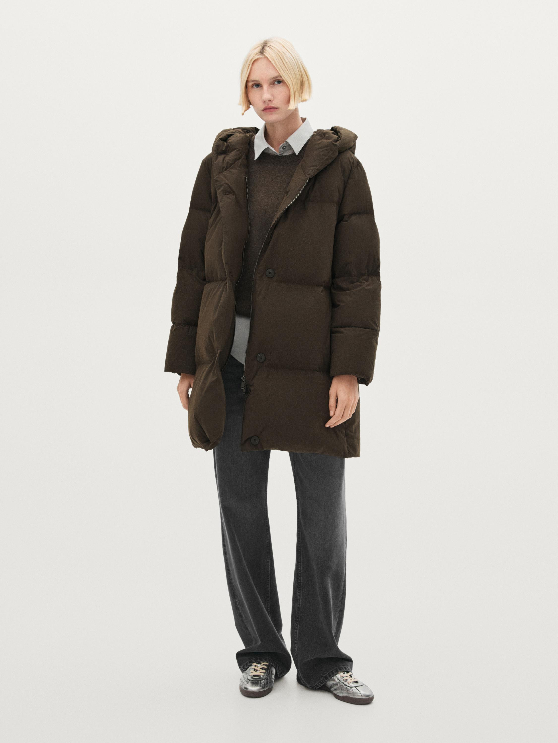 Pufferjacke mit Daunen und Kapuze 189,00 €  Hinzufügen  WÄHLEN SIE EINE GRÖSSE Steppjacke mi... | Massimo Dutti DE