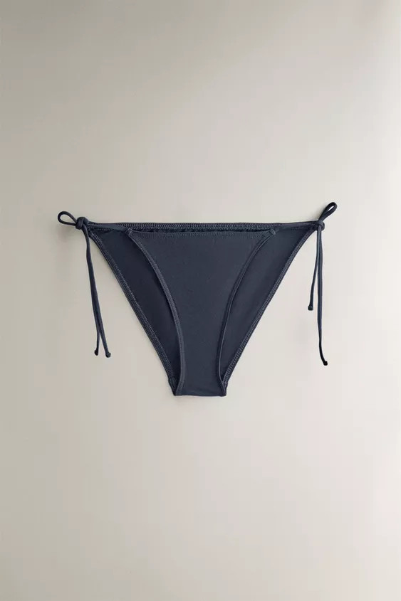Plain-coloured mid-rise beach bikini bottoms with side ties for fastening. | Zara UK