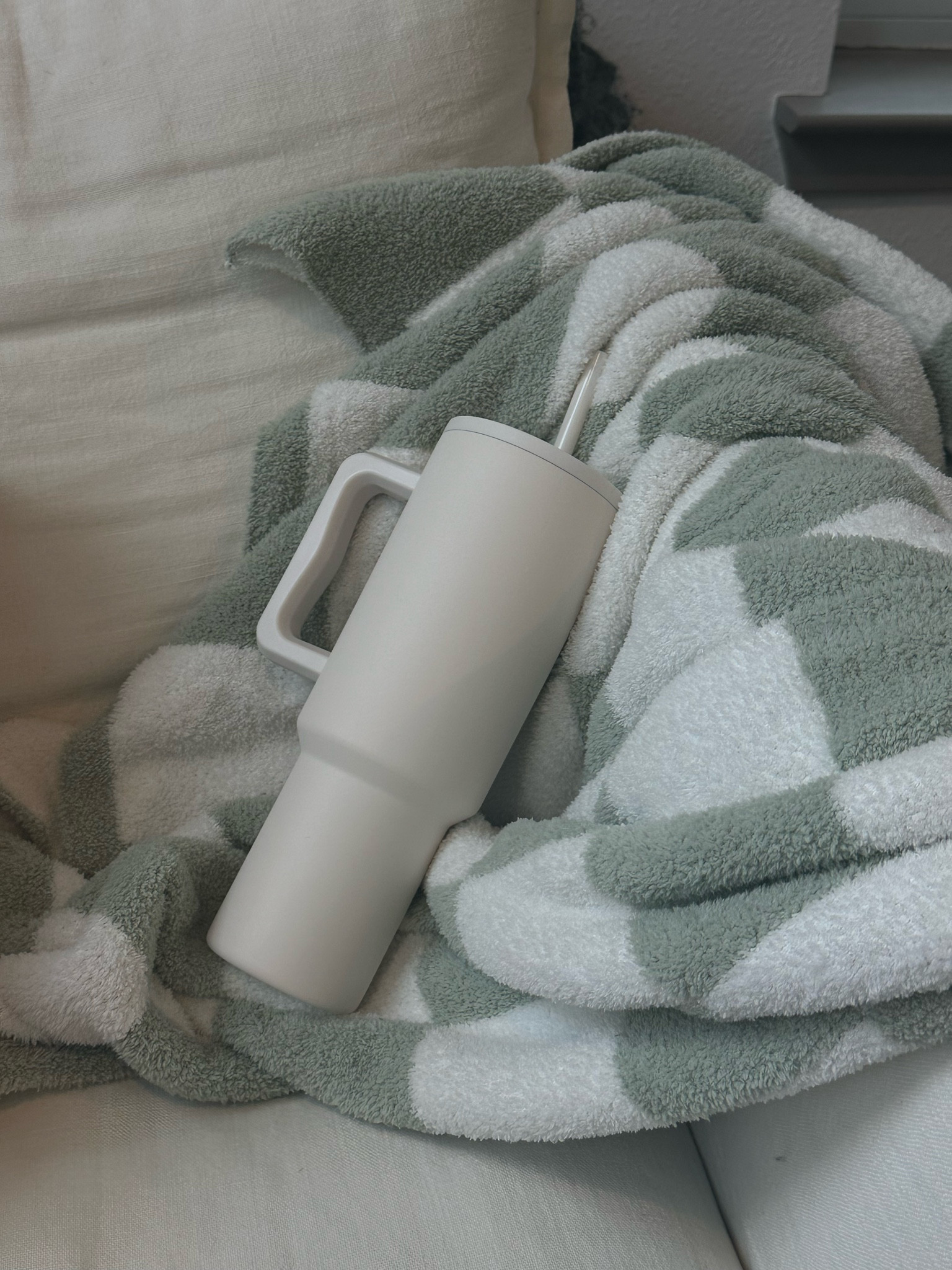 Simple modern tumbler 