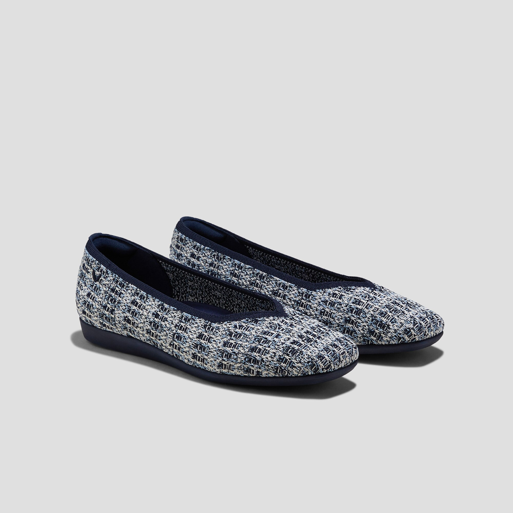 Lightweight Square-Toe V-Cut Flats (Margot Walker) | VIVAIA