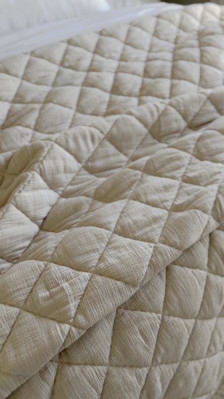 Such a great quilt to layer on top of your bedding! Super affordable and looks like Pottery Barn. Love the texture and fluff it adds!

Bedding, neutral home decor, neutral home, home styling, bedroom, beds, blankets

#LTKHome #LTKSaleAlert #LTKFindsUnder100