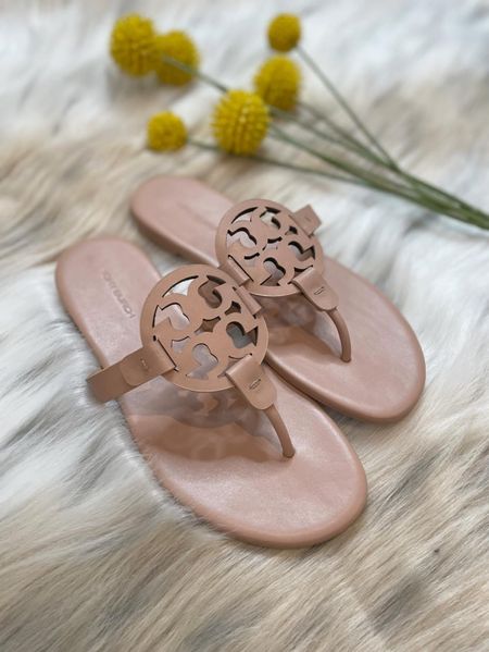 A top seller last week on my page! Go because these are selling fast in my color 🙌

My Tory Burch sandals in color ‘light makeup’ and 3 other colors are on sale + free shipping! Size up .5

Xo, Brooke

#LTKSaleAlert #LTKShoeCrush #LTKStyleTip