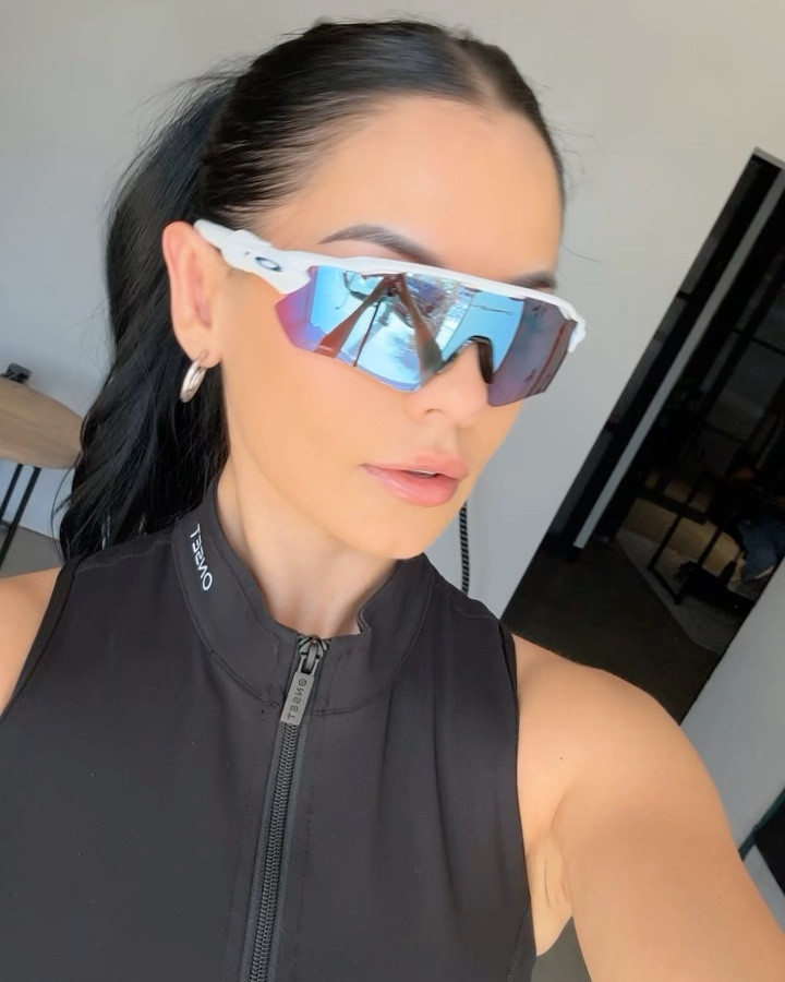 These Oakleys are 🔥!! Bought them for a gifting and fell in love bc they are not too big on the face! Faves 😎😌