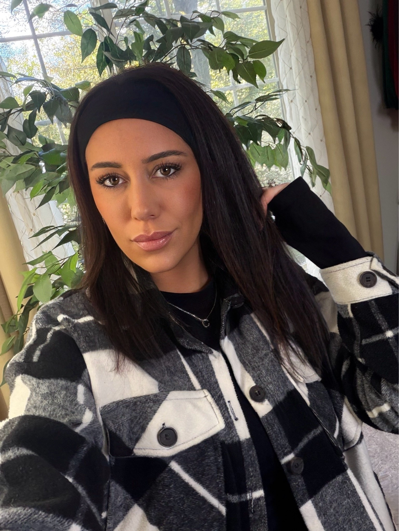 Casual, cozy fall vibes 🖤 

Crisp air calls for the ultimate layer—this plaid shacket! Paired with a simple black base and a thick headband for an effortlessly styled running-errands look.