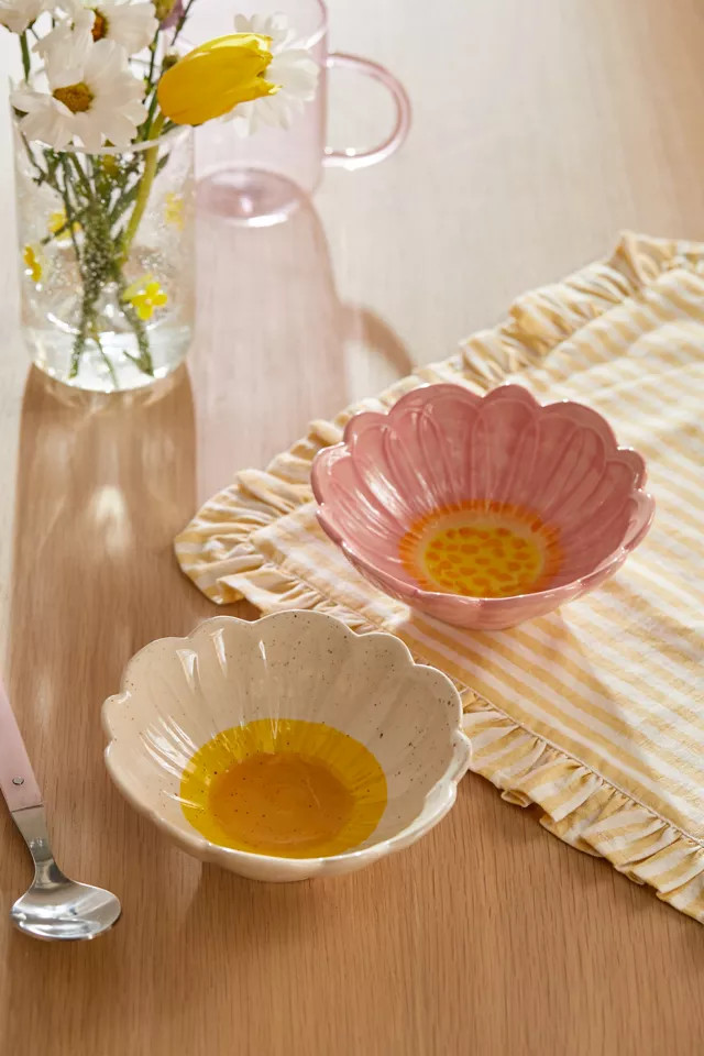 Flower Pinch Bowl | Urban Outfitters (US and RoW)