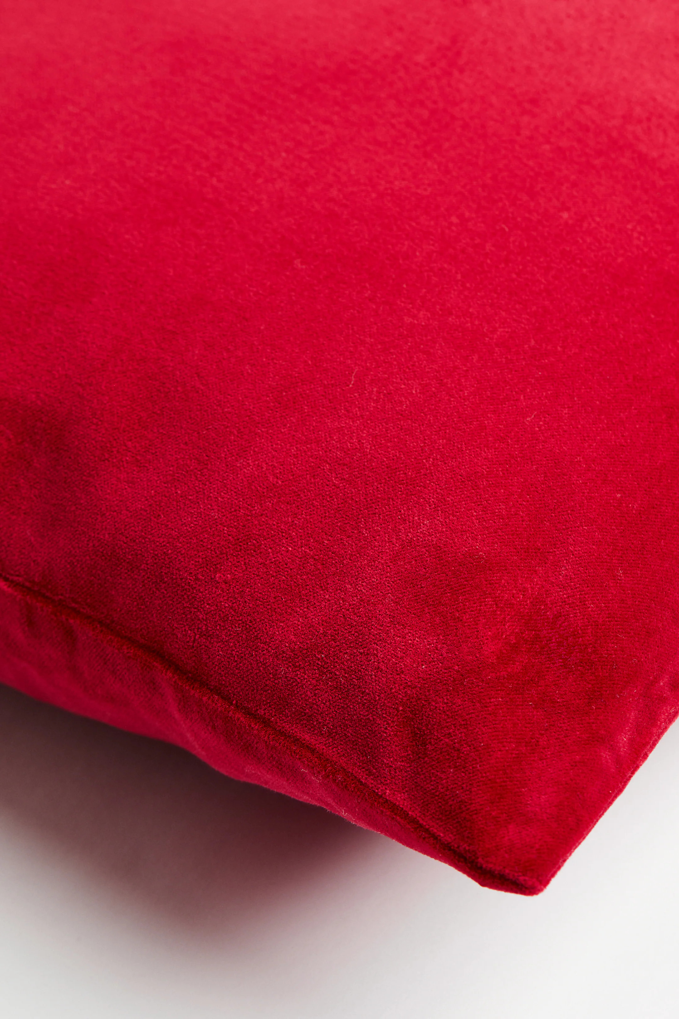 Velvet cushion cover | H&M (UK, MY, IN, SG, PH, TW, HK)