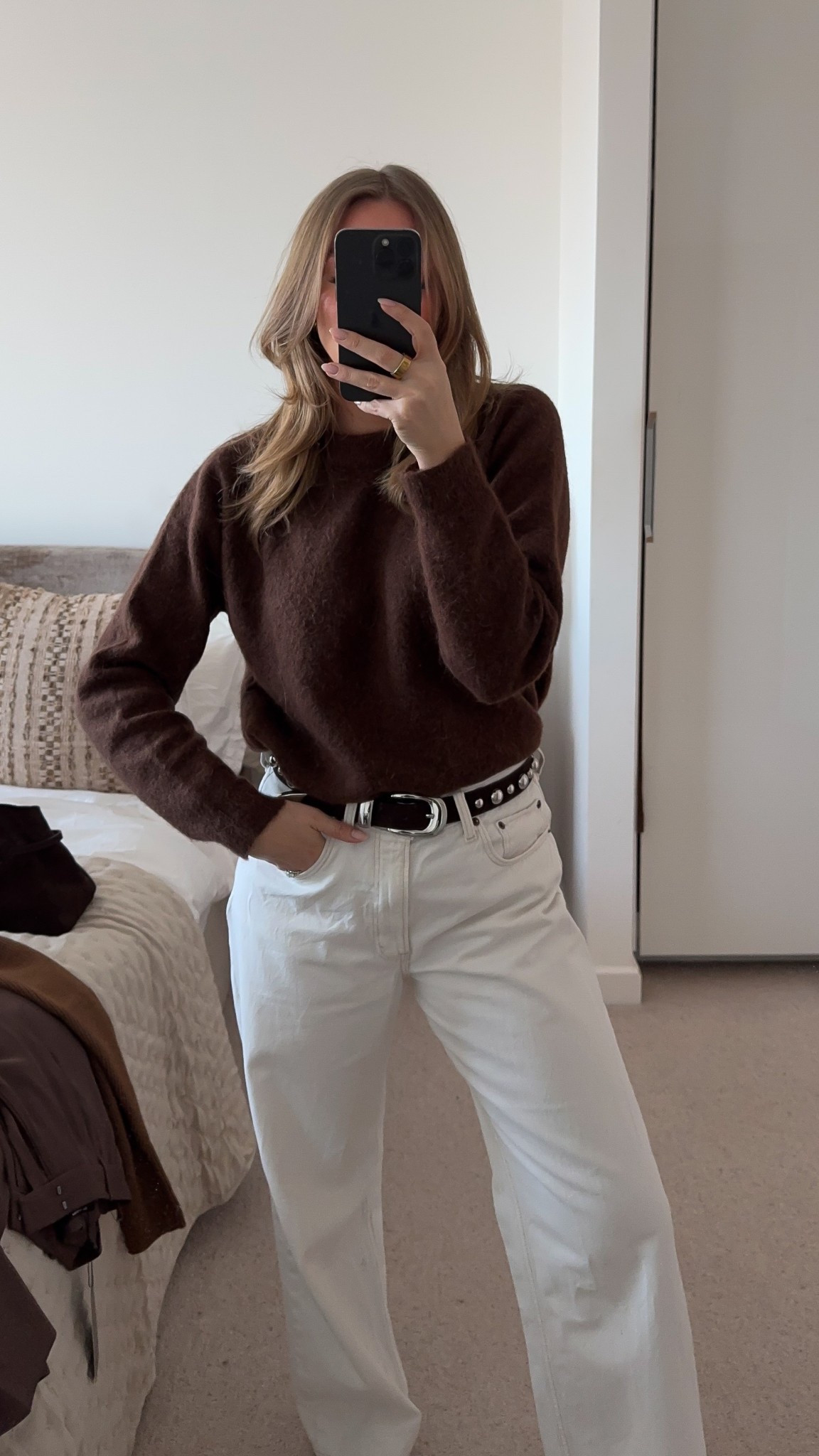 Zara brown sweater 
White jeans 
Ballet flats
Spring outfit 