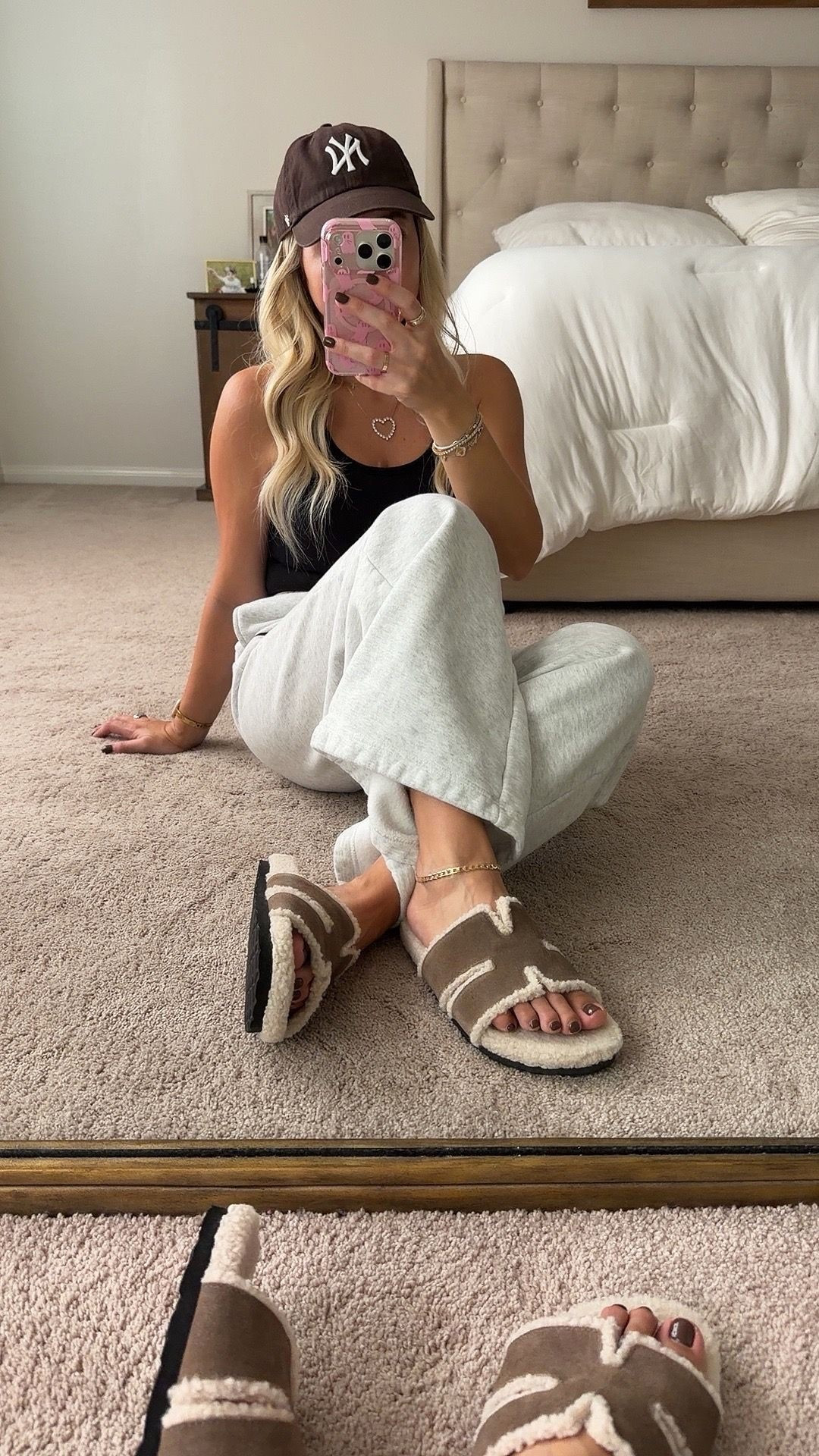 Comfy cute fall outfit
Size small
Sherpa sandals  tts