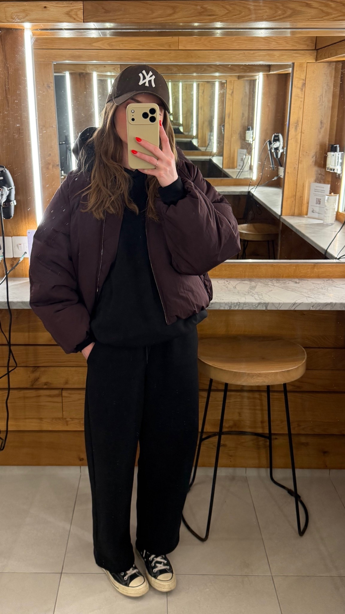 Friday night comfies, what I wore for a spa evening 
Arket bomber jacket 36
Uniqlo hoodie medium
Uniqlo joggers small
Converse 
Brown cap 