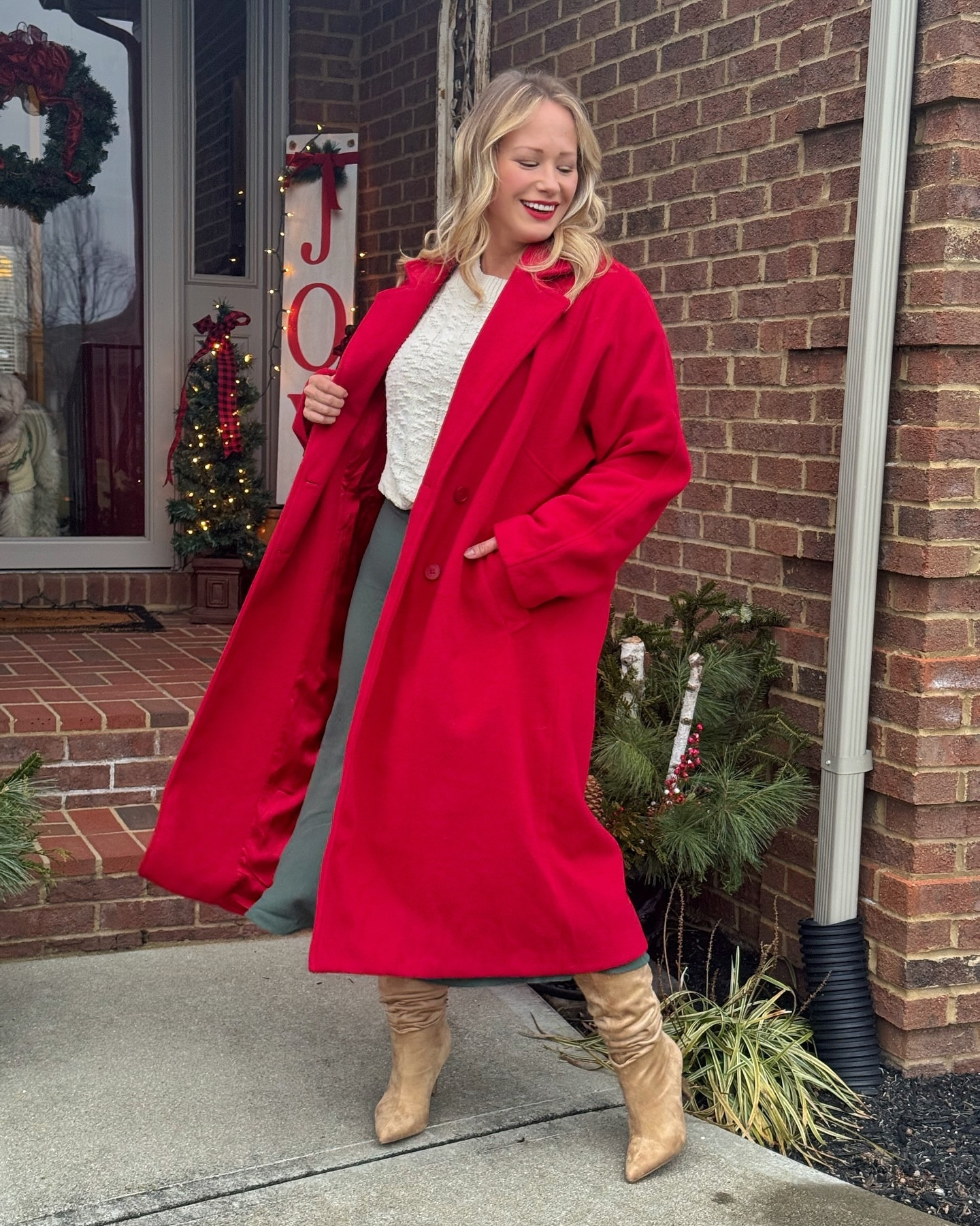 Merry Christmas you filthy animals 🎄❤️ @vicidolls 

#vici #vicidolls #plussize #plussizemodel #plussizefashion #midsizestyle #midsizefashion #curvy #curves #christmas #redcoat #coat #longcoat