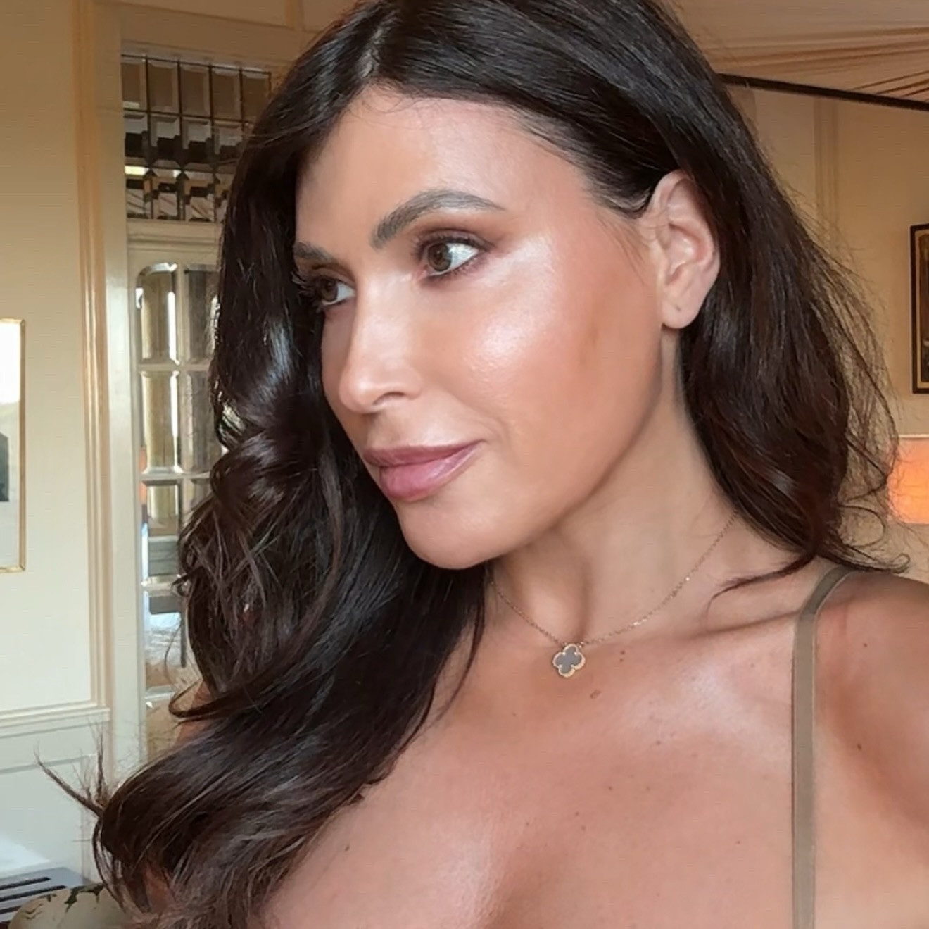 The makeup > > versus the products used 💄 Yesterday’s bronzed evening makeup look 🤎

Here are some current go to new and old makeup faves -
spot any you love too?♥️
•

•

•

•
Bronzed makeup , glowy makeup, summer makeup, spring makeup, natural makeup look , makeuptok , evening makeup , going out makeup , date night makeup Charlotte tilbury makeup,SACHEU beauty, hourglass cosmetics, sculpted by Aimee , vita liberata , whats up beauty , urban decay beauty, Rimmel cosmetics, Chanel beauty , Huda beauty , merit beauty , real techniques, Mac cosmetics, makeup brushes #bronzedmakeup #summermakeup #bronzemakeup #highlighter #eveningmakeup