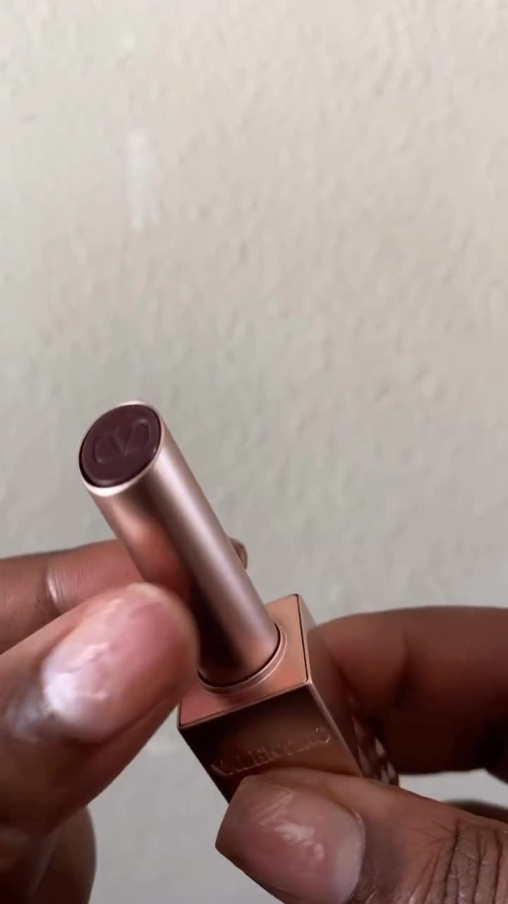 Glow all night with the new Spike Valentino Disco Balm 💋✨
Melts onto your lips with 24H hydration + comfort, and gives a custom pH-activated tint—wrapped in iconic rose gold rockstud glam.
#ValentinoBeauty #DiscoGlow #RockstudLips

@valentino.beauty , #ValentinoBeauty, #GiftedByValentinoBeauty