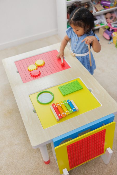 Perfect Play & Learn Sensory Table from @deltachildren #deltachildren 
for rainy day play or indoor play. 
Comes w 4 interchangeable activity tops and storage/sensory bins. 🔵🔸🟥🟢