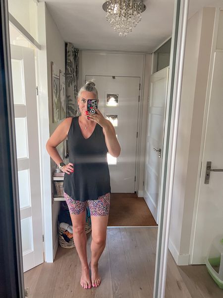 Outfits of the week

Home office wear be like…

Multi colored floral print biker shorts paired with a longline dolphin hem tank top. 



#LTKeurope #LTKFitness #LTKstyletip