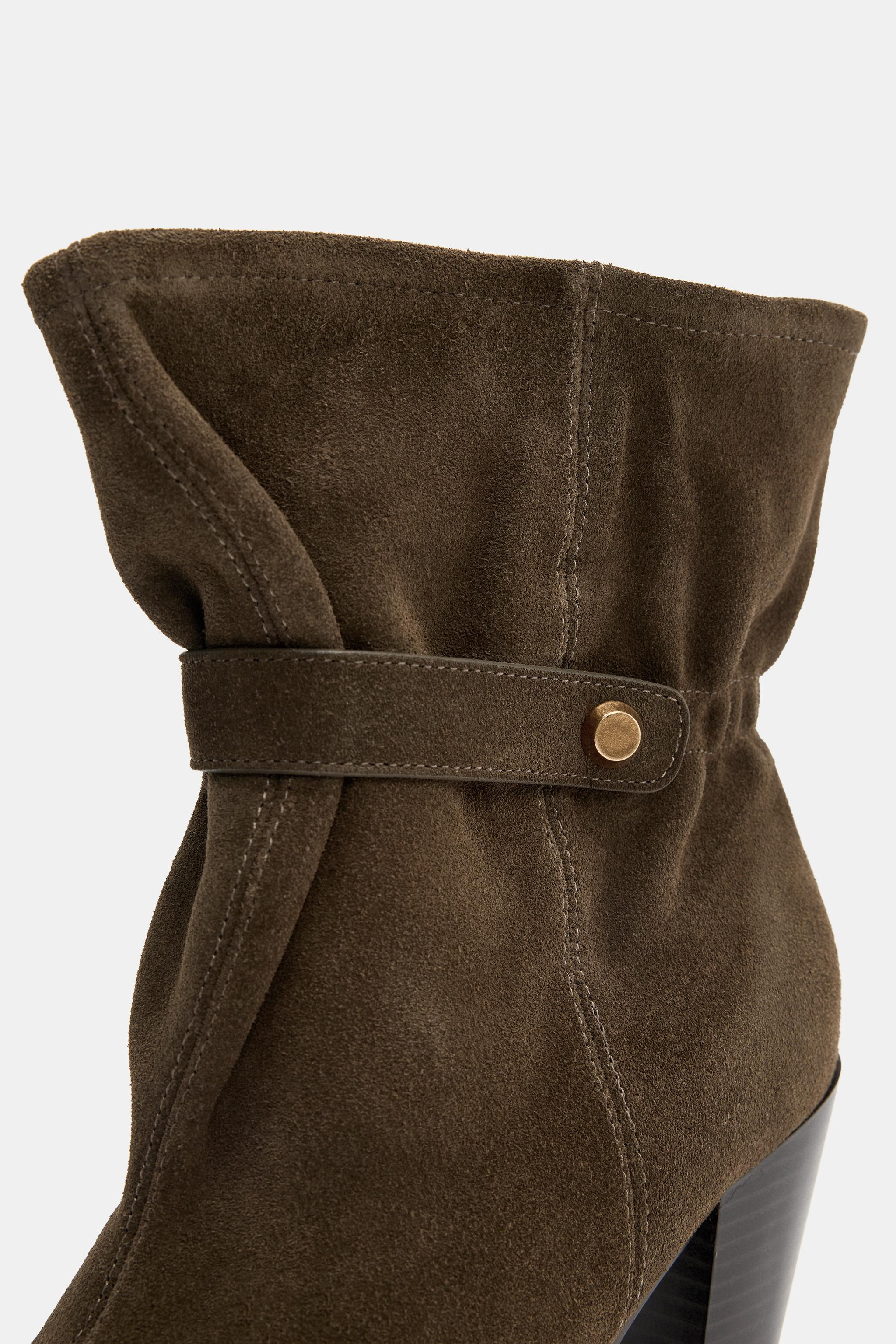 Gr\u00f6\u00dfe des Models: 178 cmStiefelstiefelette aus Veloursleder. Schaft mit slouchy-Effekt.... | Zara DE